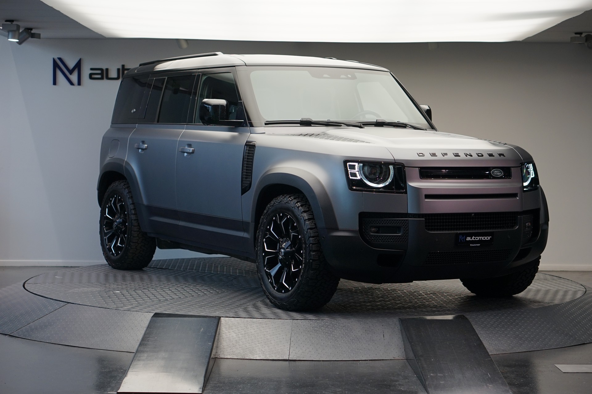 LAND ROVER Defender 110 3.0 D I6 300 HSE AWD AT8 *Fuel Offroad Felgen* *CH-Fahrzeug* *Approved Garantie*-showroom-element-2
