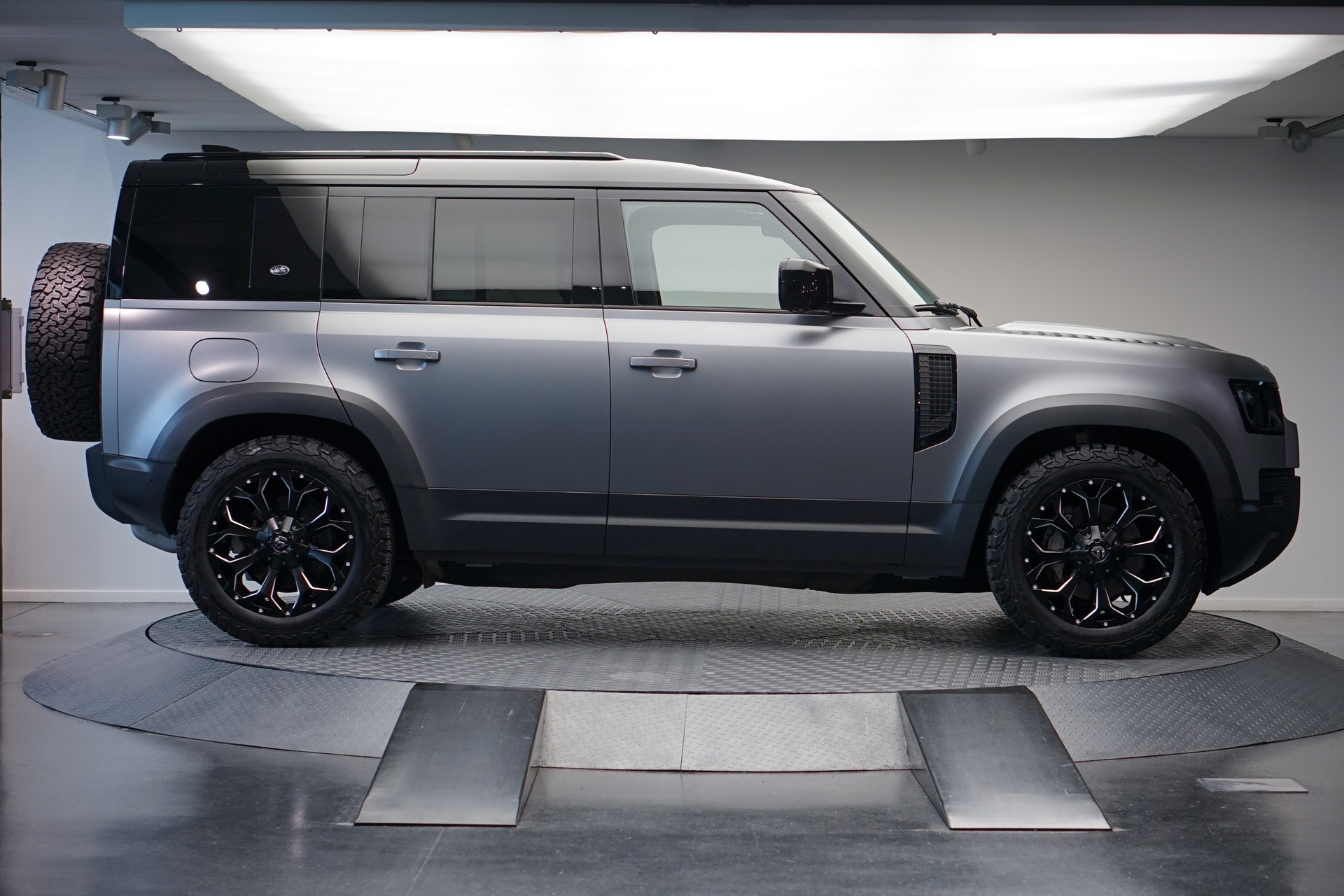 LAND ROVER Defender 110 3.0 D I6 300 HSE AWD AT8 *Fuel Offroad Felgen* *CH-Fahrzeug* *Approved Garantie*-showroom-element-3