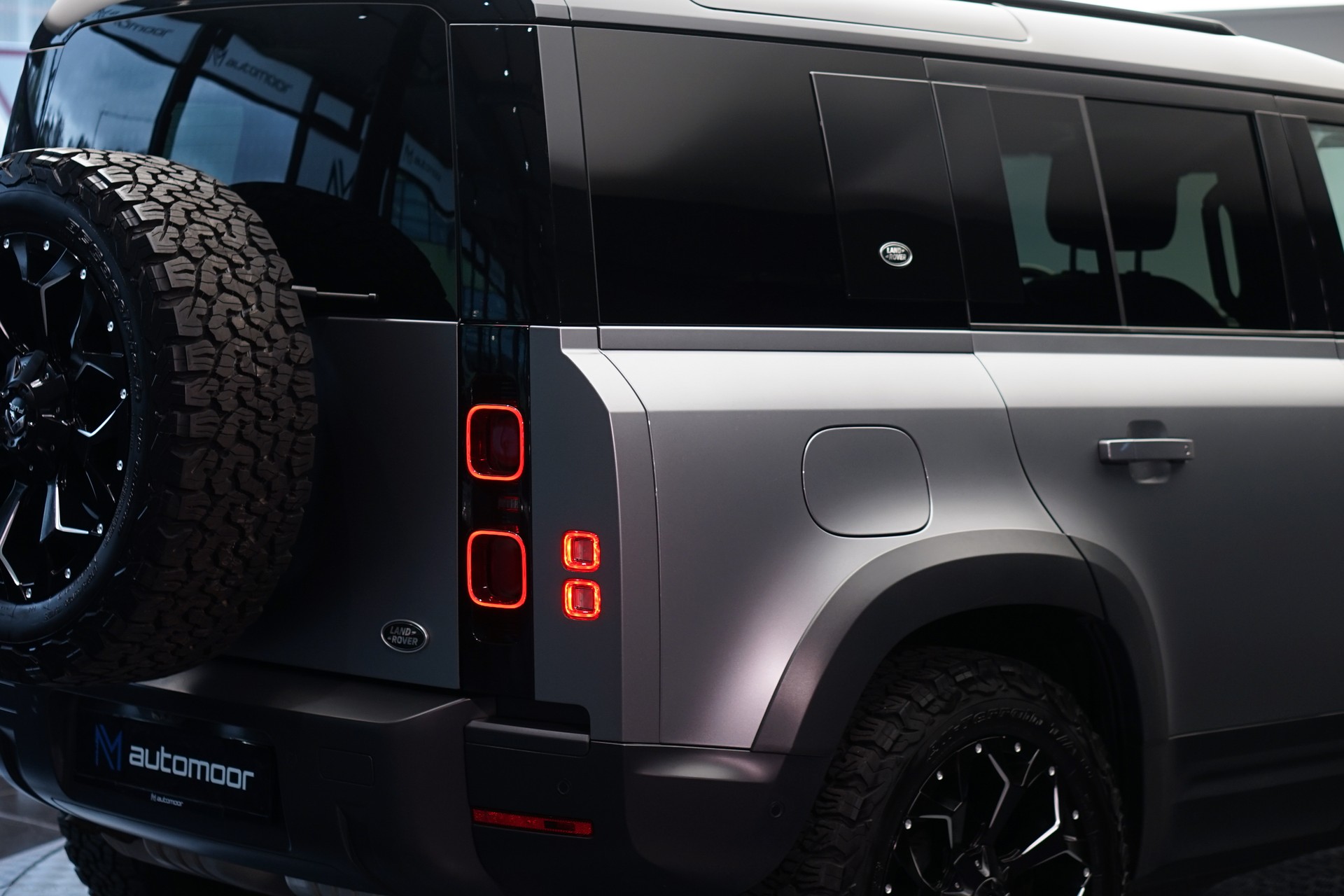 LAND ROVER Defender 110 3.0 D I6 300 HSE AWD AT8 *Fuel Offroad Felgen* *CH-Fahrzeug* *Approved Garantie*-image-36