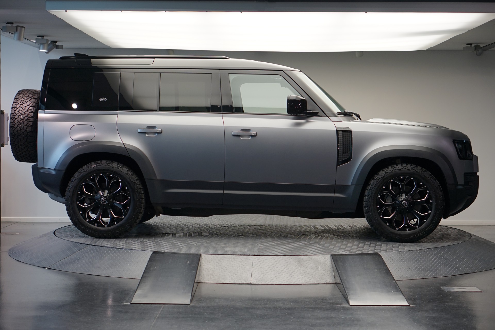LAND ROVER Defender 110 3.0 D I6 300 HSE AWD AT8 *Fuel Offroad Felgen* *CH-Fahrzeug* *Approved Garantie*-showroom-element-3