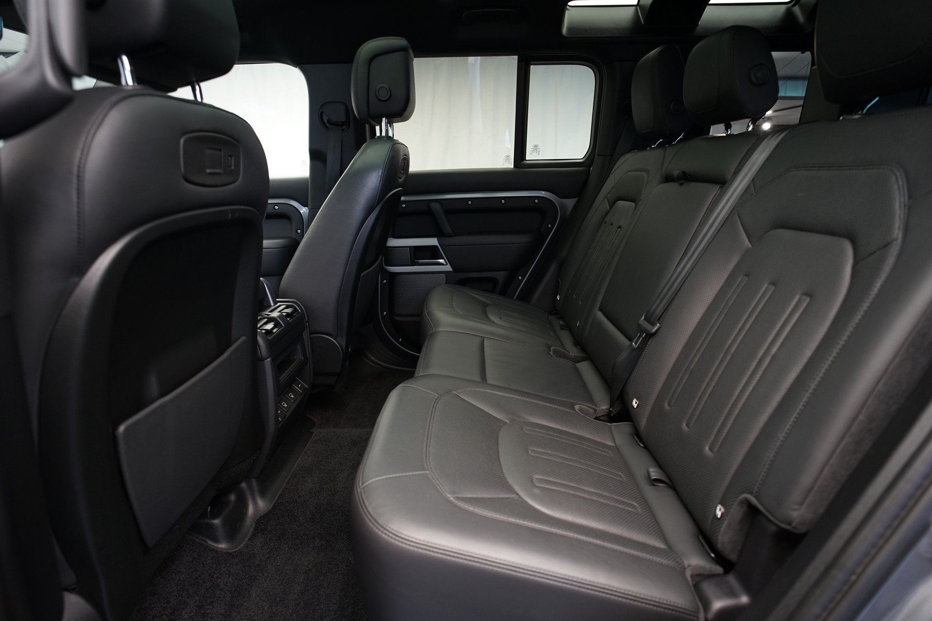 LAND ROVER Defender 110 3.0 D I6 300 HSE AWD AT8 *Fuel Offroad Felgen* *CH-Fahrzeug* *Approved Garantie*-image-18