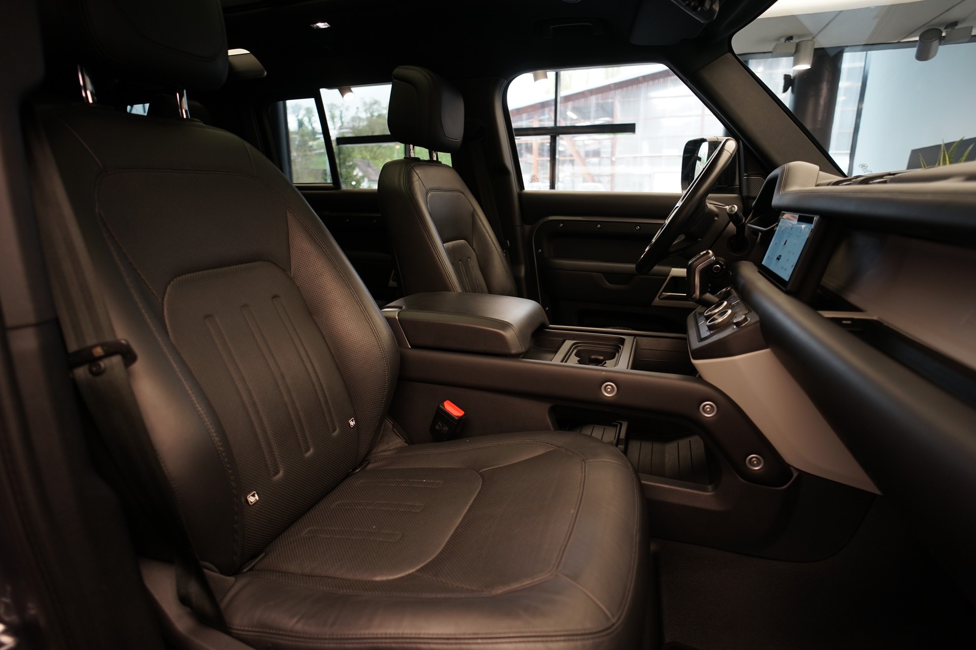 LAND ROVER Defender 110 3.0 D I6 300 HSE AWD AT8 *Fuel Offroad Felgen* *CH-Fahrzeug* *Approved Garantie*-image-16