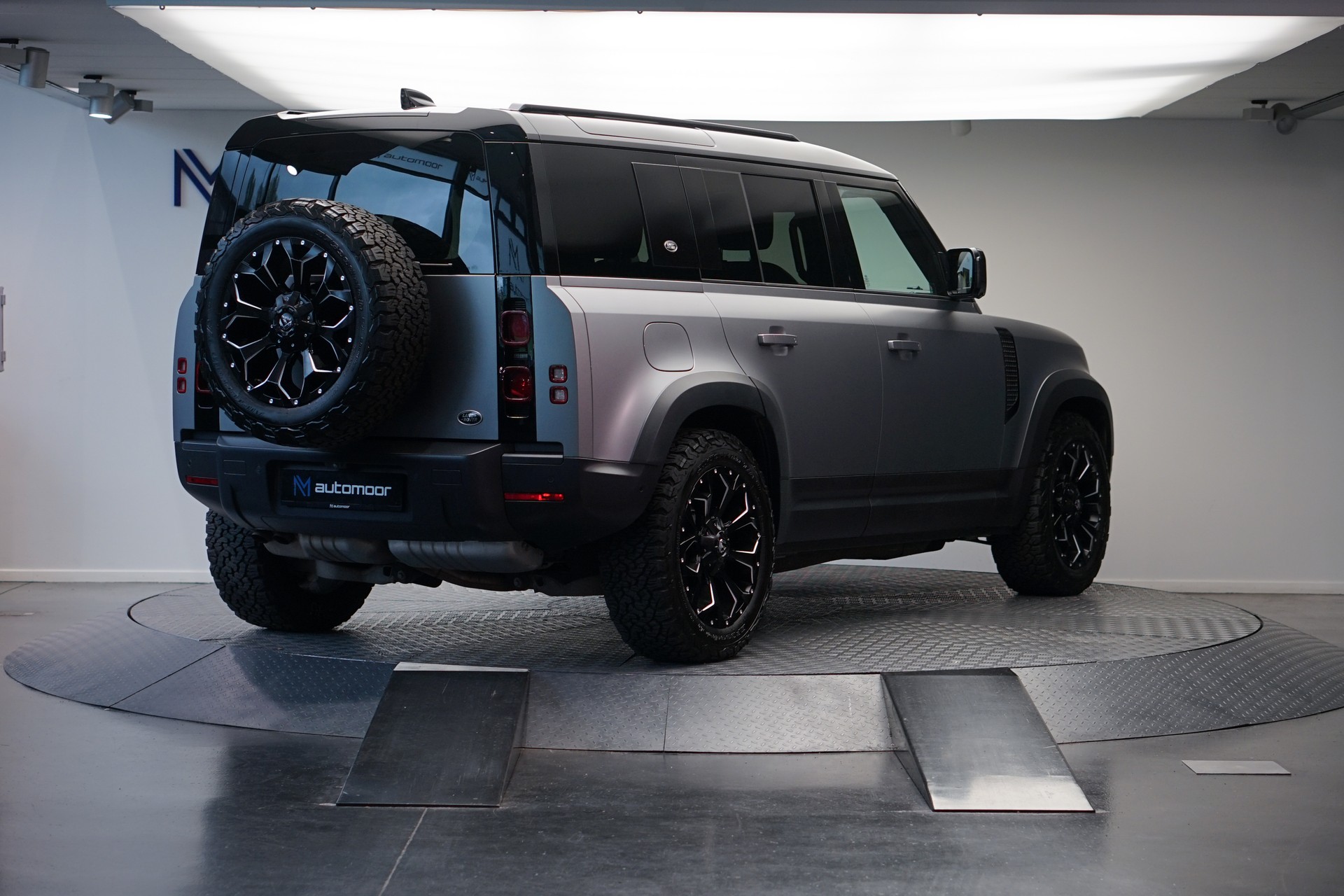 LAND ROVER Defender 110 3.0 D I6 300 HSE AWD AT8 *Fuel Offroad Felgen* *CH-Fahrzeug* *Approved Garantie*-image-4