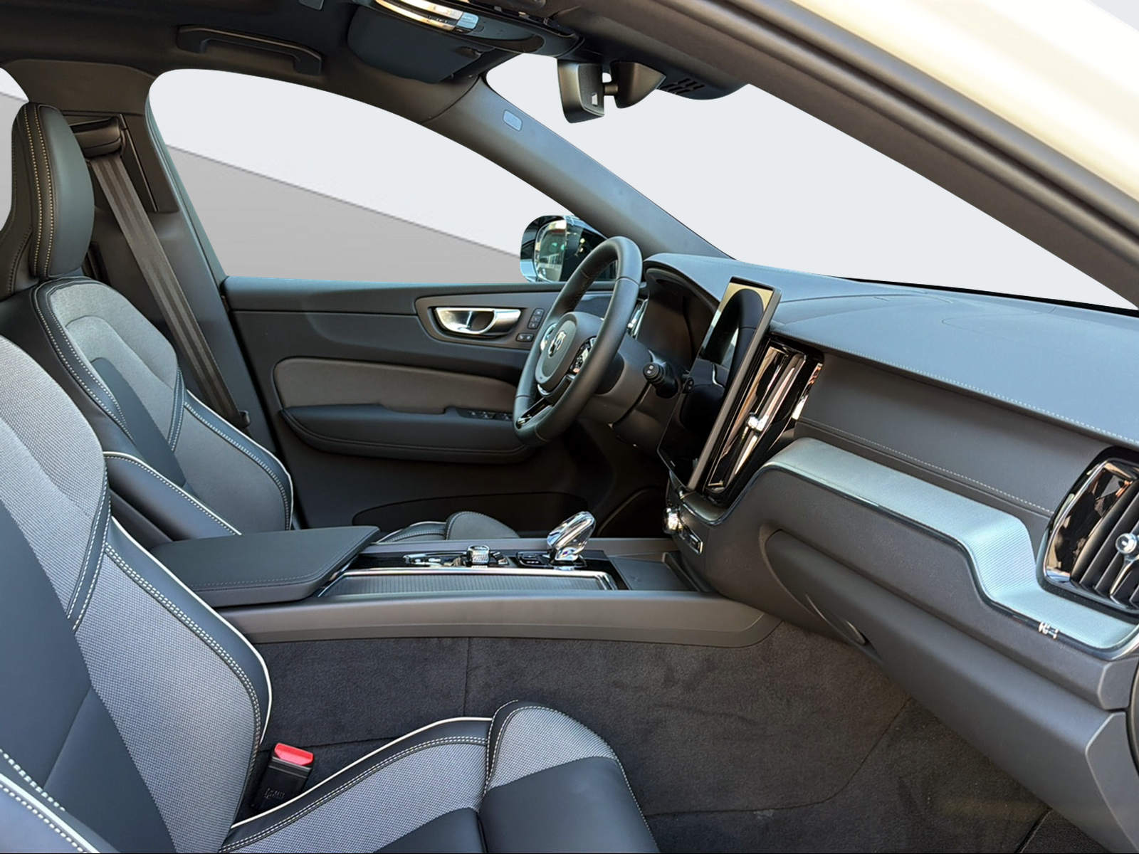 VOLVO XC60 2.0 T6 TE Black Edition eAWD-image-13