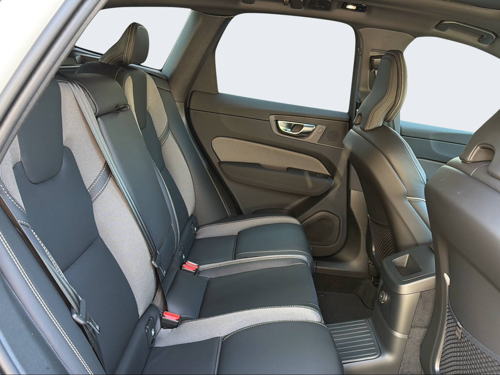 VOLVO XC60 2.0 T6 TE Black Edition eAWD-image-12