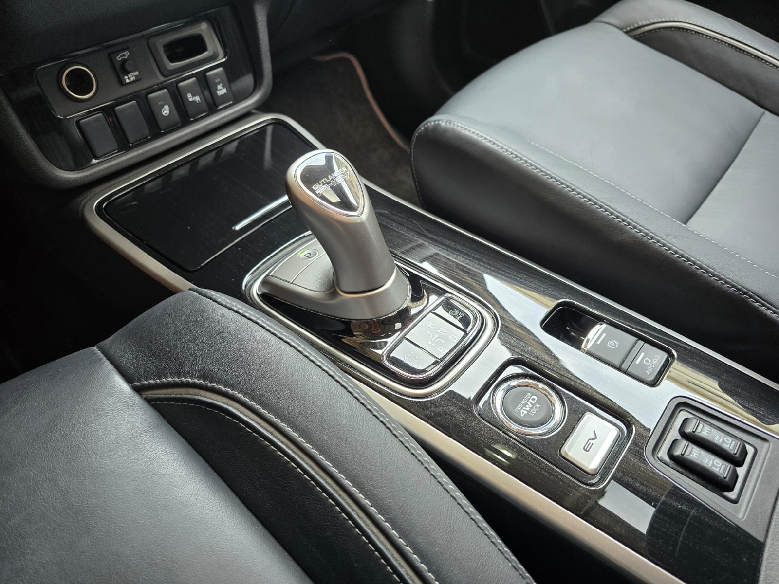 MITSUBISHI Outlander 2.4 PHEV Diamond S-Edition 4WD Automatic-image-20