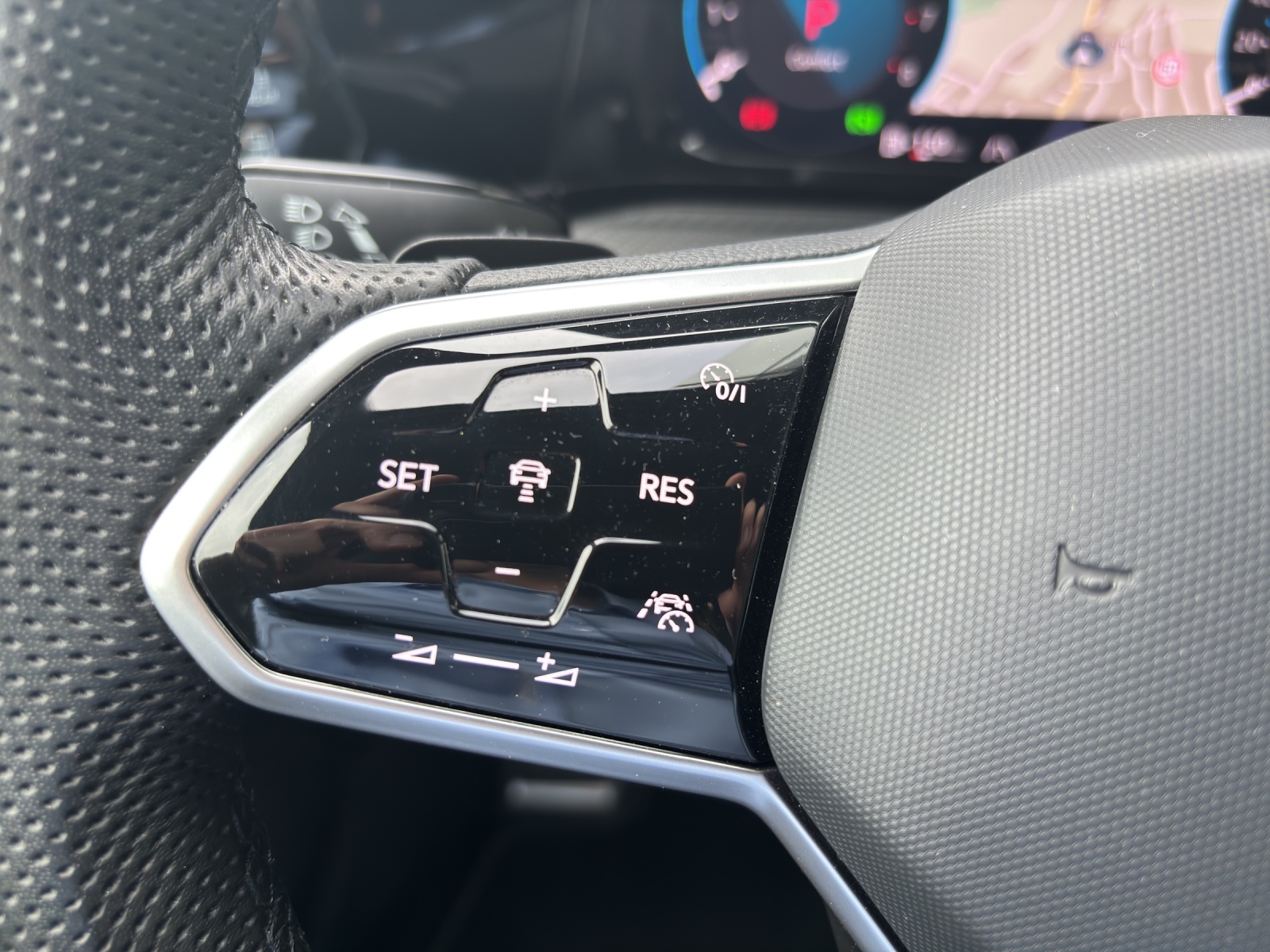 VW Golf 1.5 eTSI mHEV ACT R-Line DSG mit Keyless & Rückfahrkamera-image-12