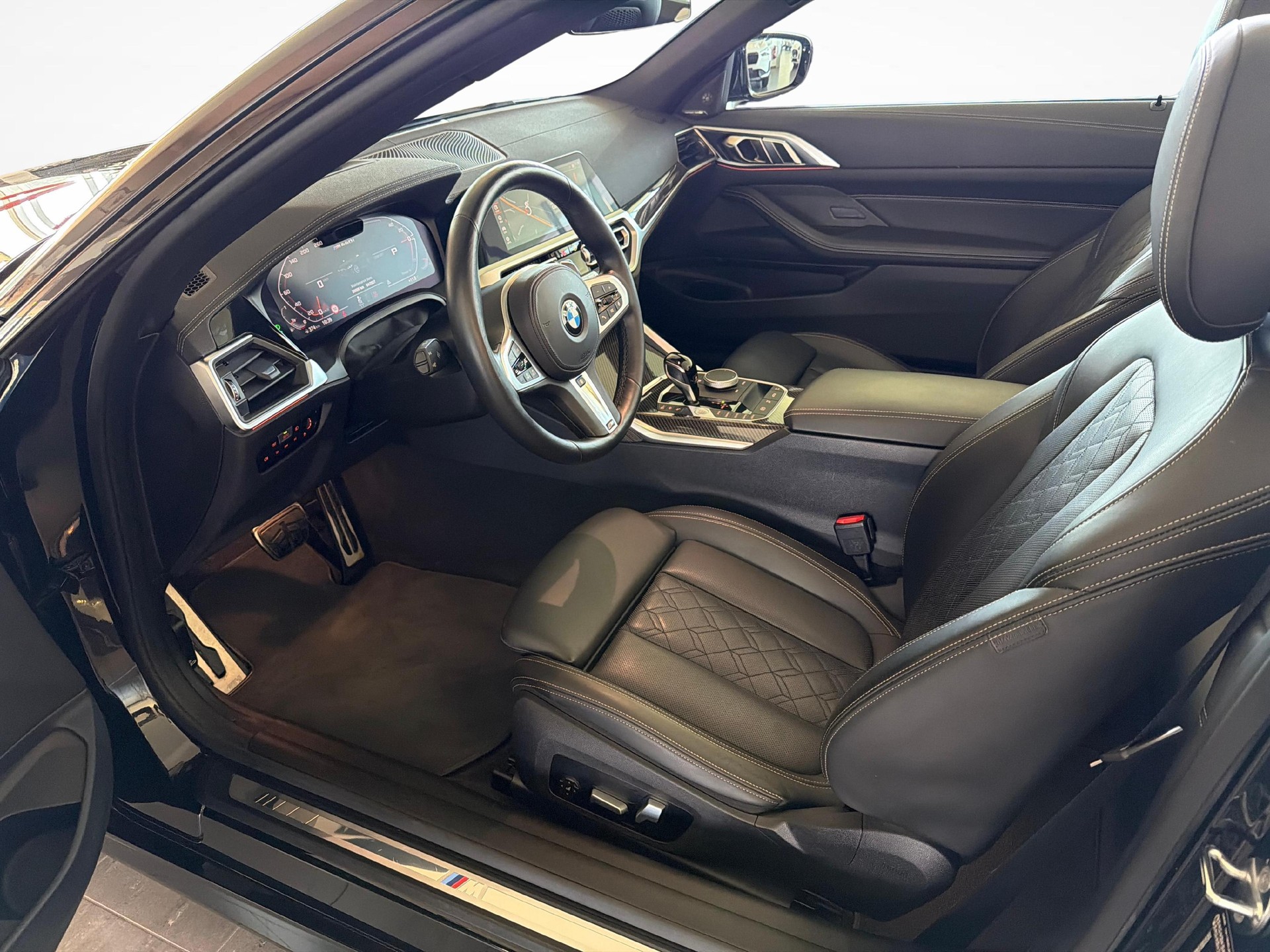 BMW M440i xDrive Cabrio-image-10