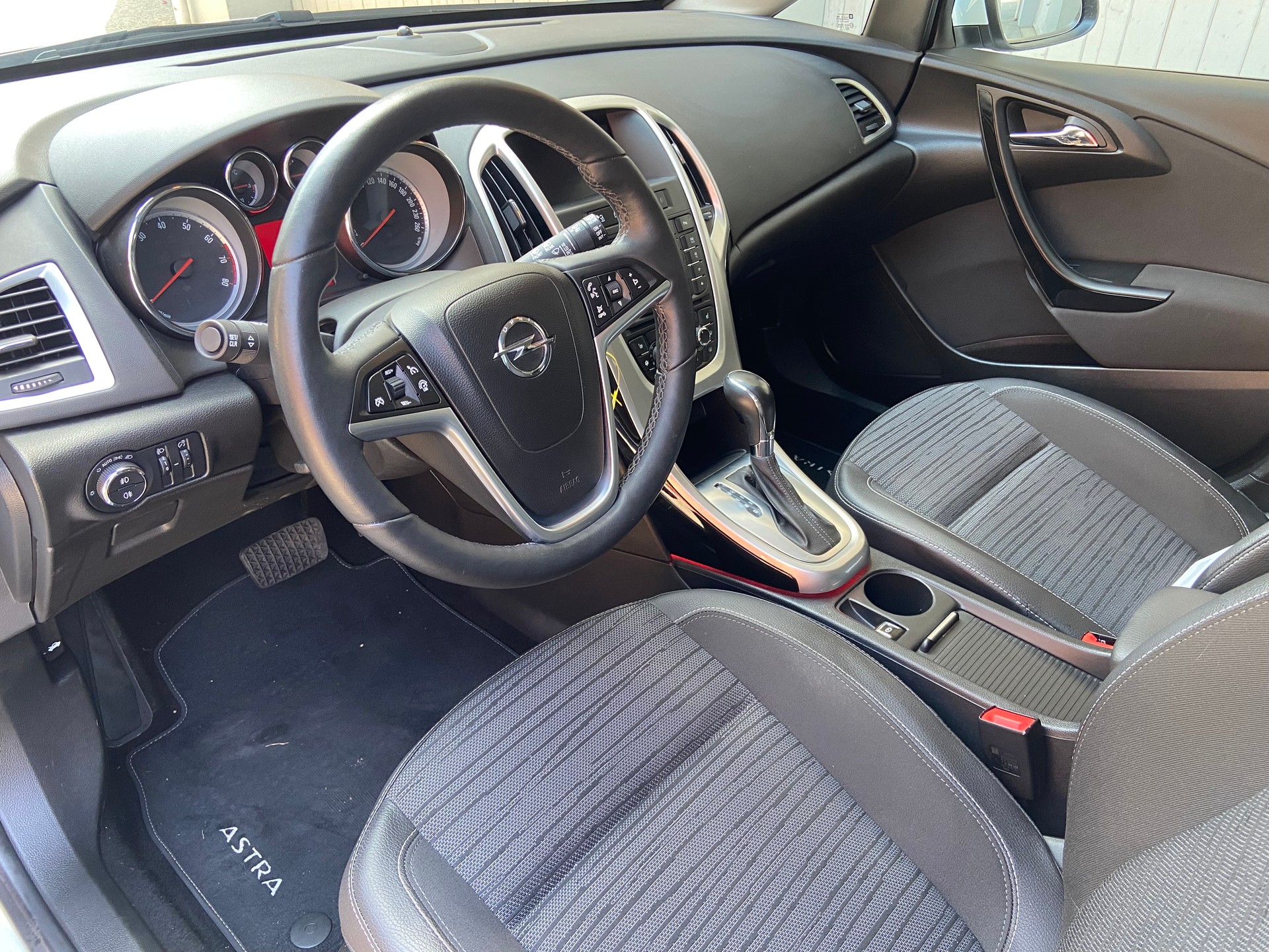 OPEL Astra SportsTourer 1.4i 16V Turbo Drive Automatik-image-9