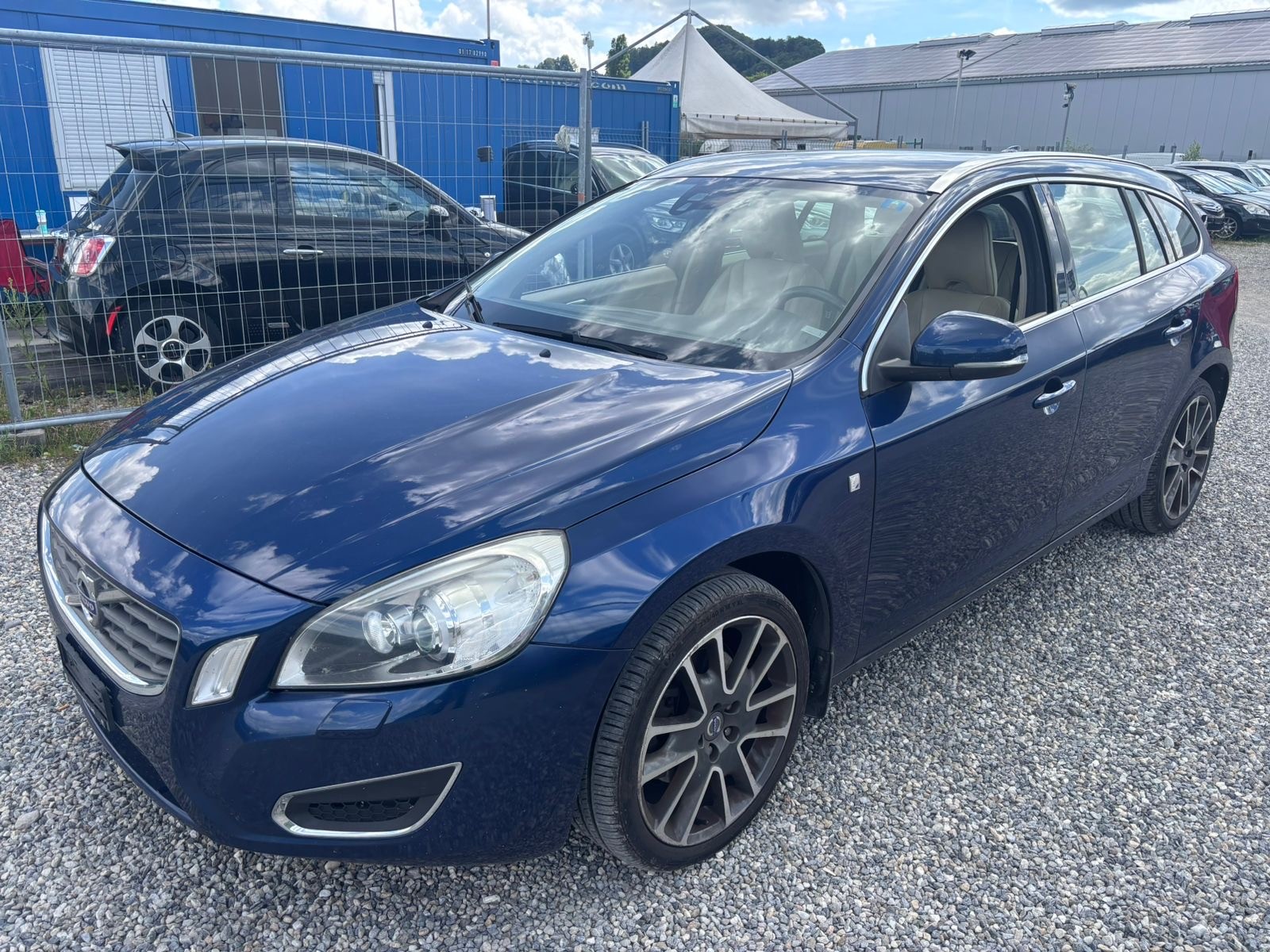 VOLVO V60 D3 Kinetic-image-0