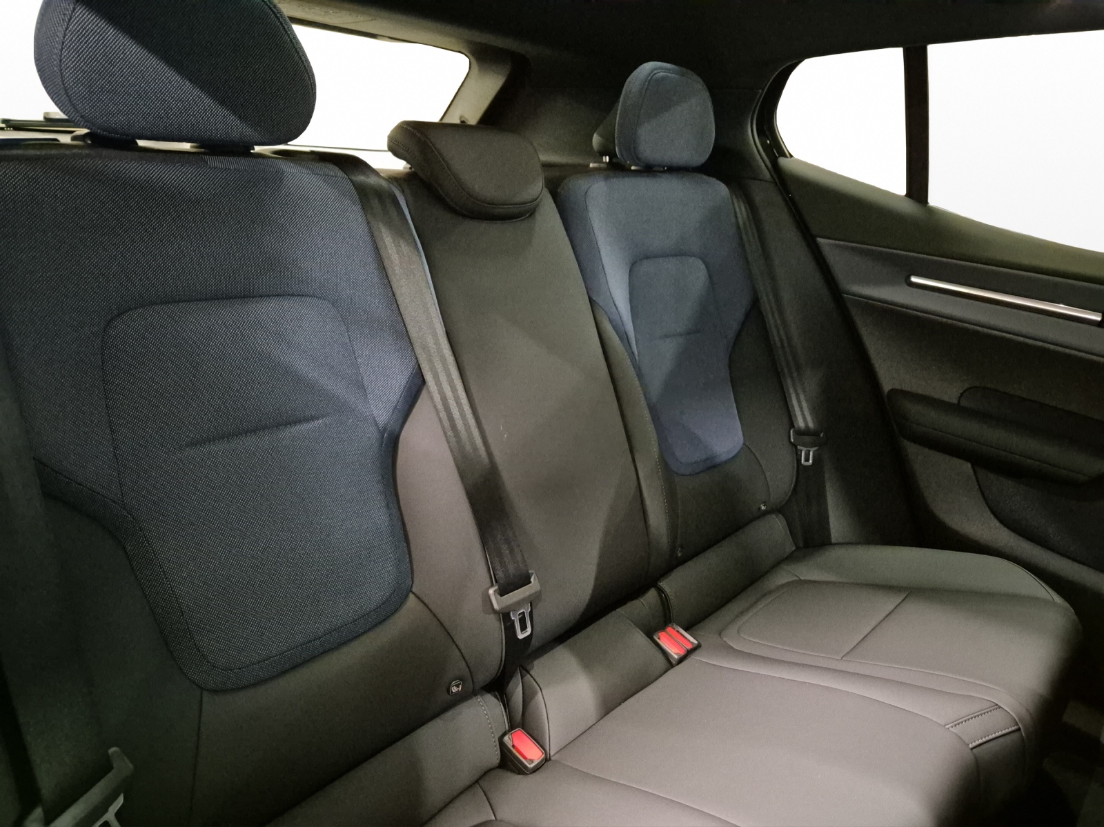 VOLVO EX30 E60 Twin Ultra Performance Sw. Black Ed. AWD-image-16