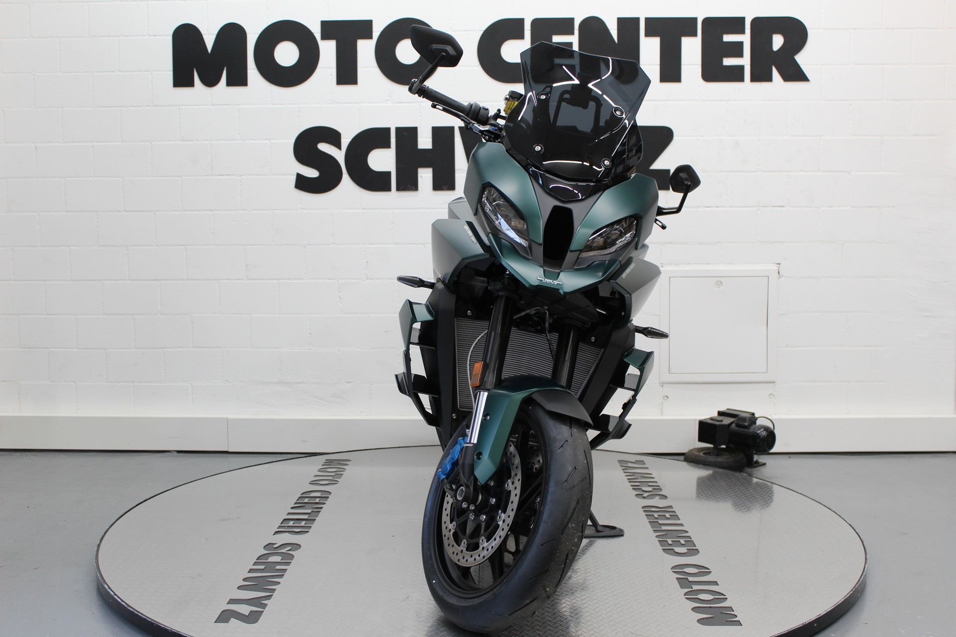 BMW M 1000 XR-showroom-element-2