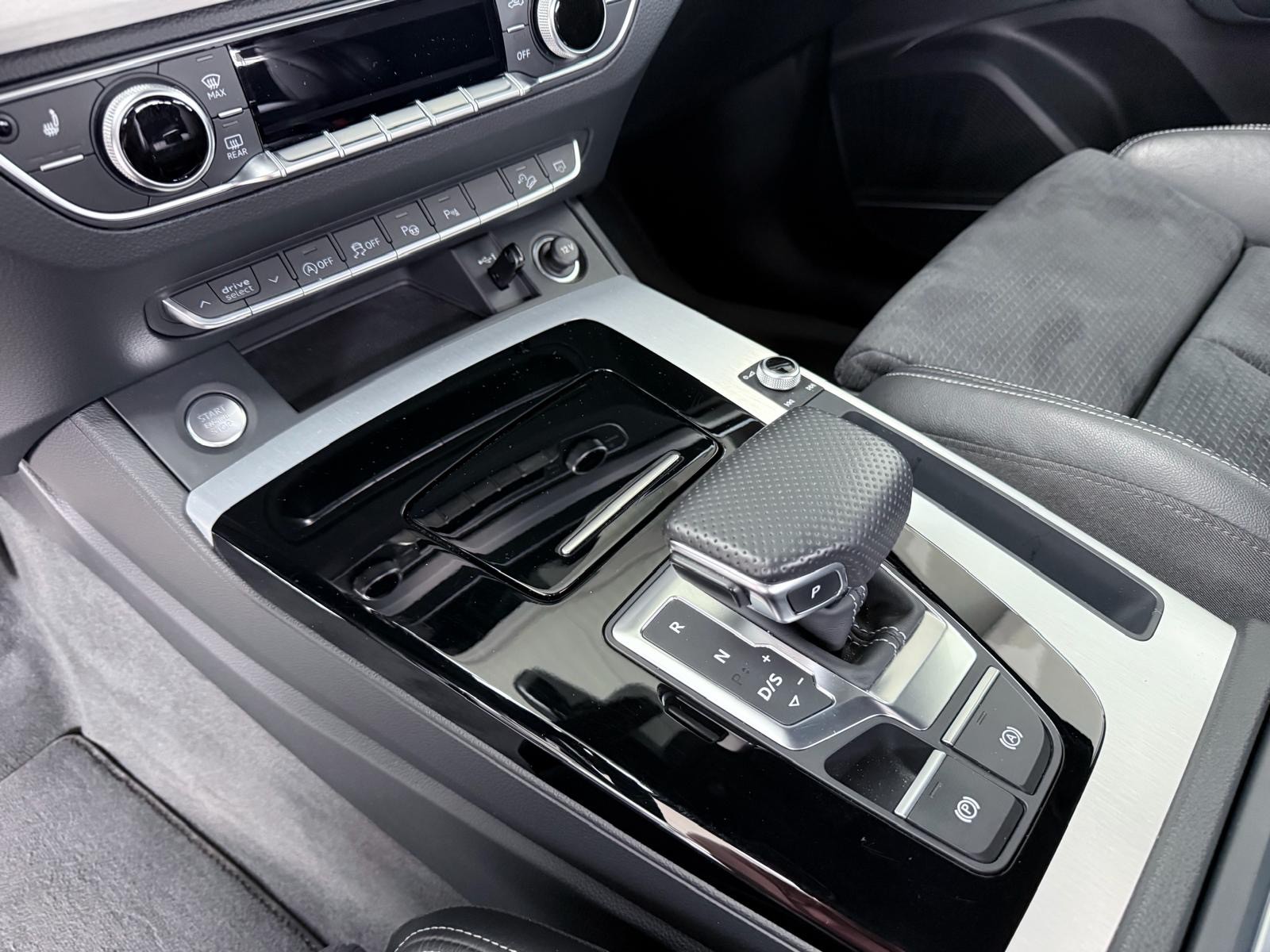 AUDI Q5 2.0 40 TDI quattro S-Tronic S-Line Sportback-image-5