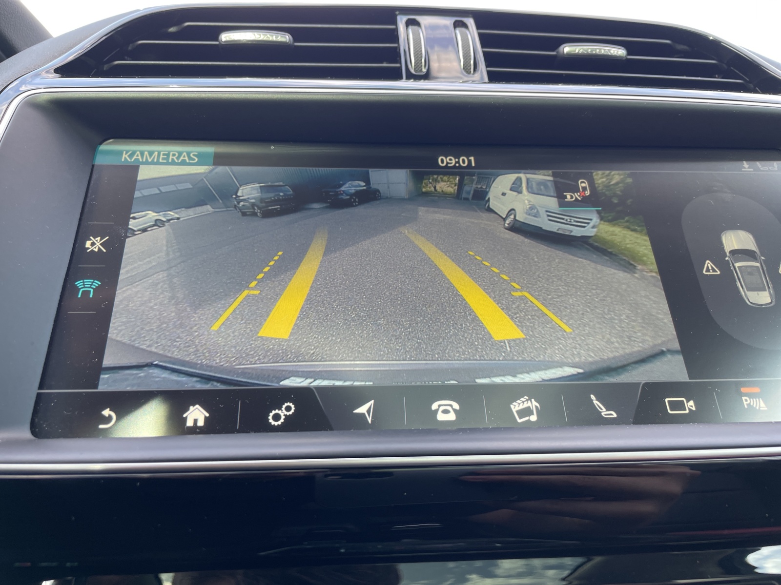 JAGUAR F-Pace 2.0 D 180 R-Sport AWD-image-16