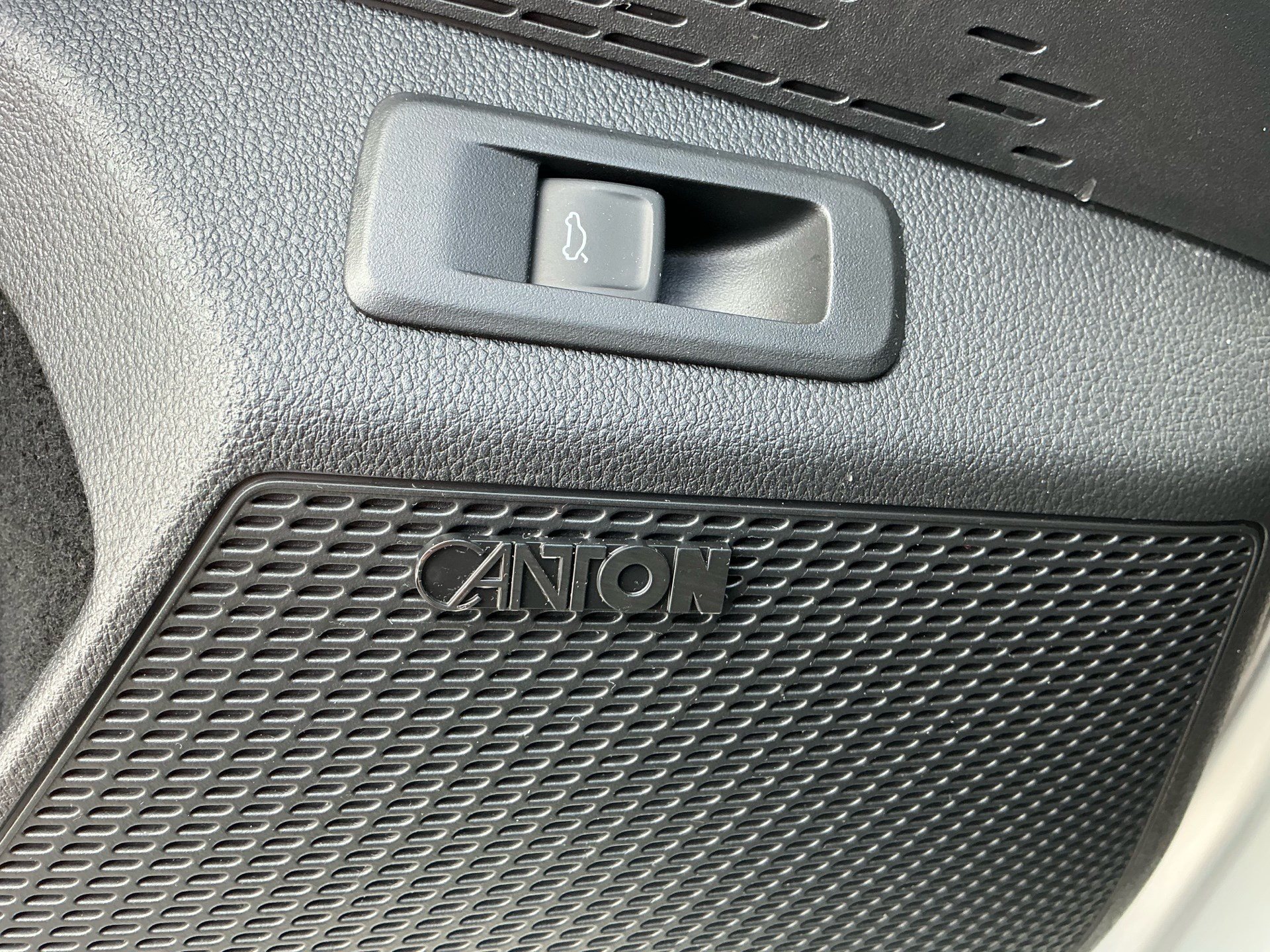 SKODA Octavia Combi 2.0 TSI RS *** 265 PS *** FACELIFT MODEL MIT ANHÄNGERKUPPLUNG ***-image-25