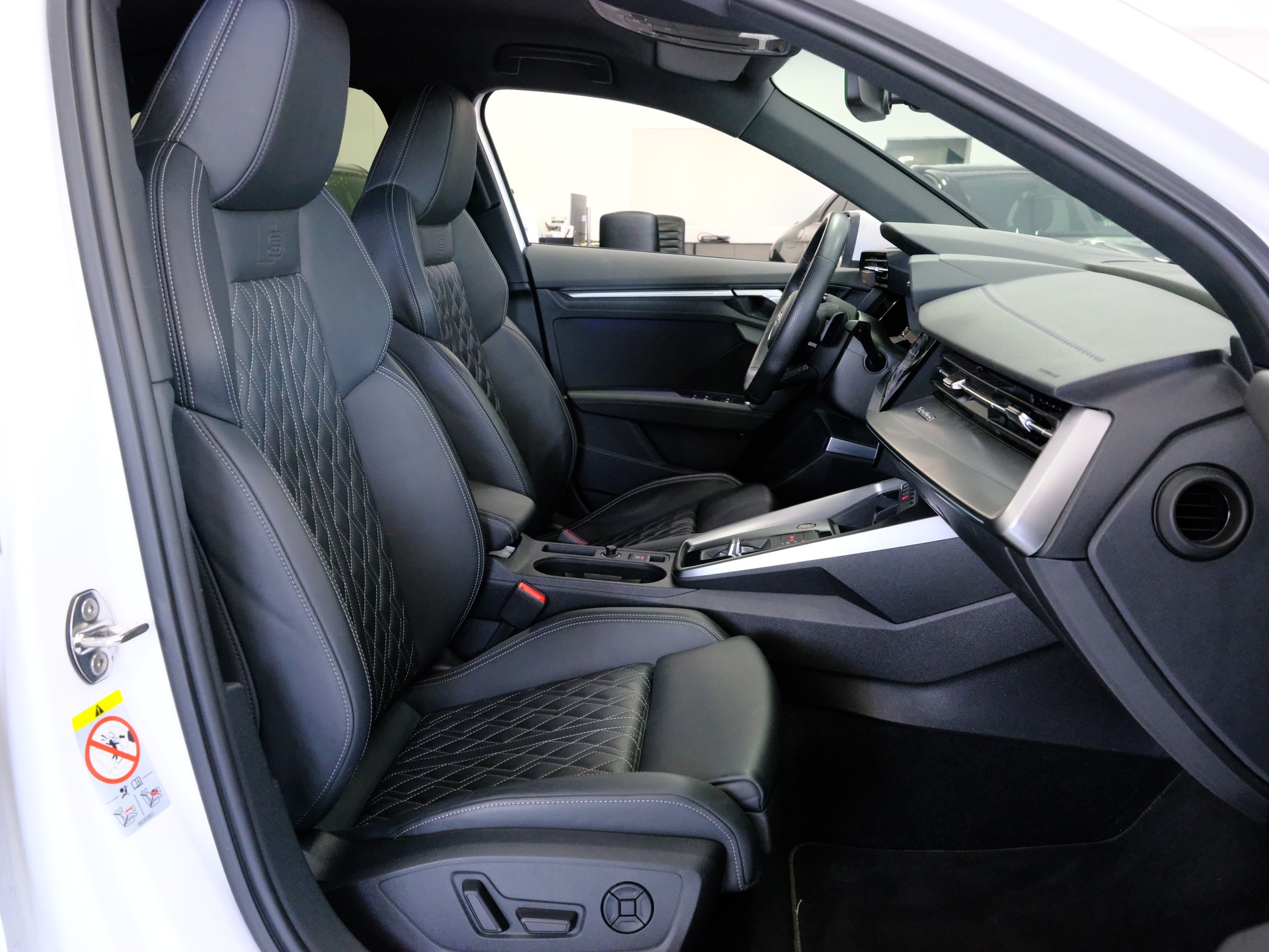 AUDI S3 Limousine 2.0 TFSI quattro S-tronic-image-12