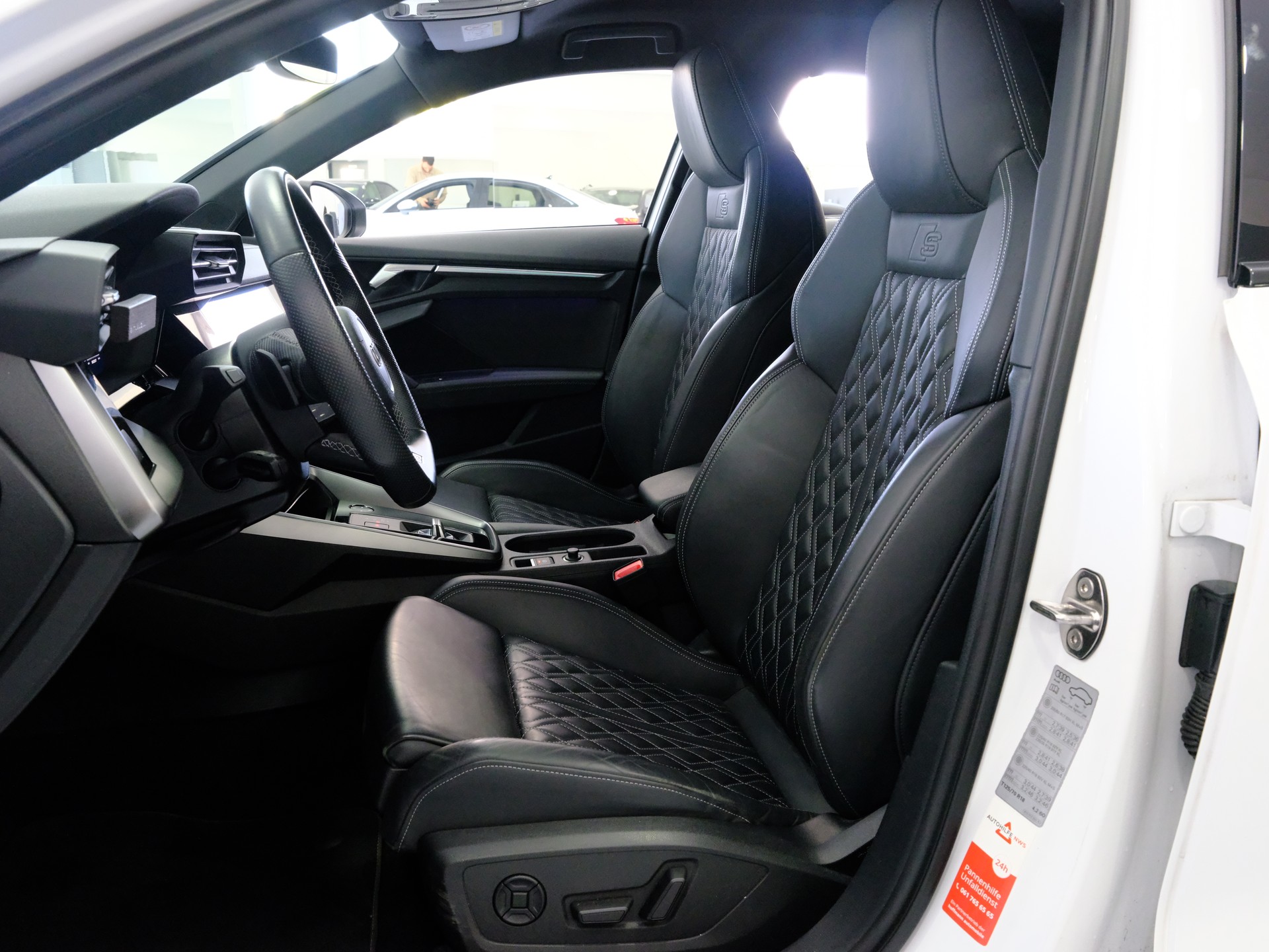 AUDI S3 Limousine 2.0 TFSI quattro S-tronic-image-10