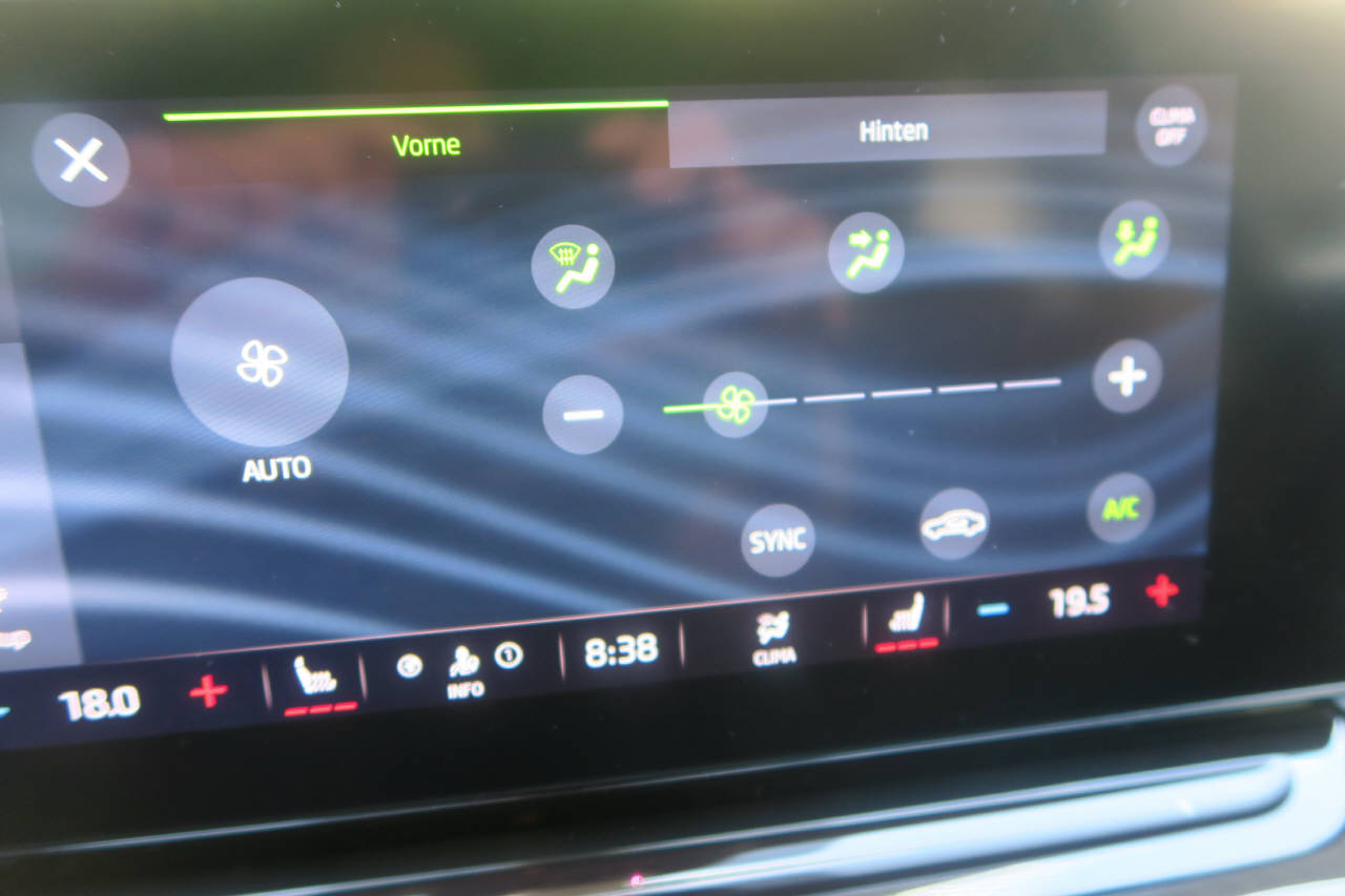 SKODA Octavia Combi 2.0 TSI Style 4x4 DSG-image-9
