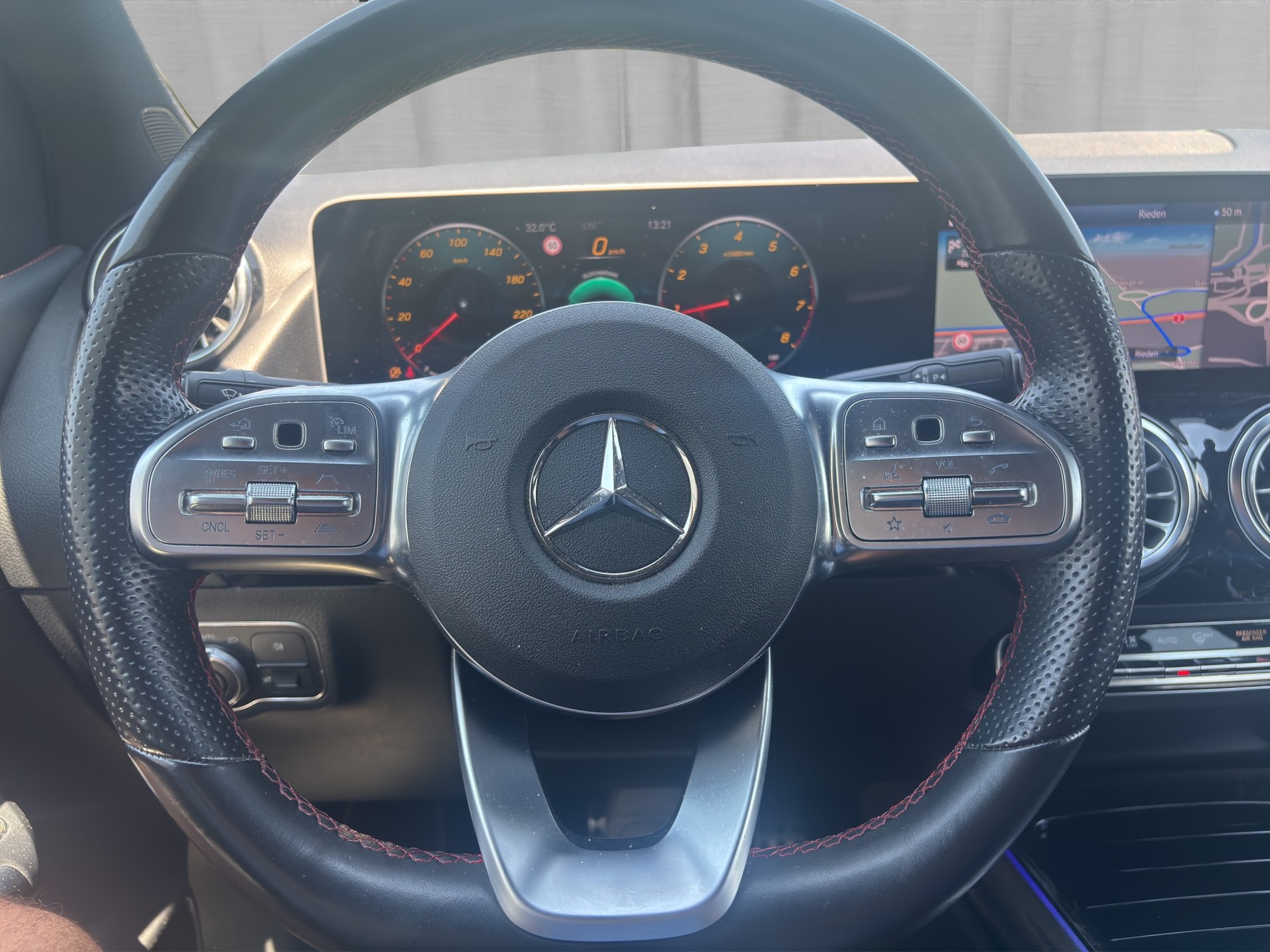 MERCEDES-BENZ B 200 AMG Line 7G-DCT-image-11