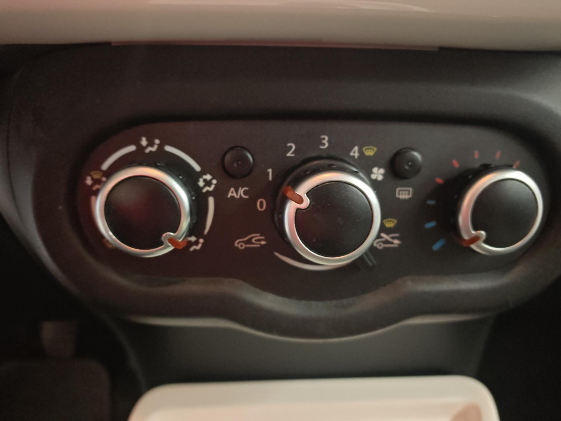 RENAULT Twingo 0.9 Intens-image-18