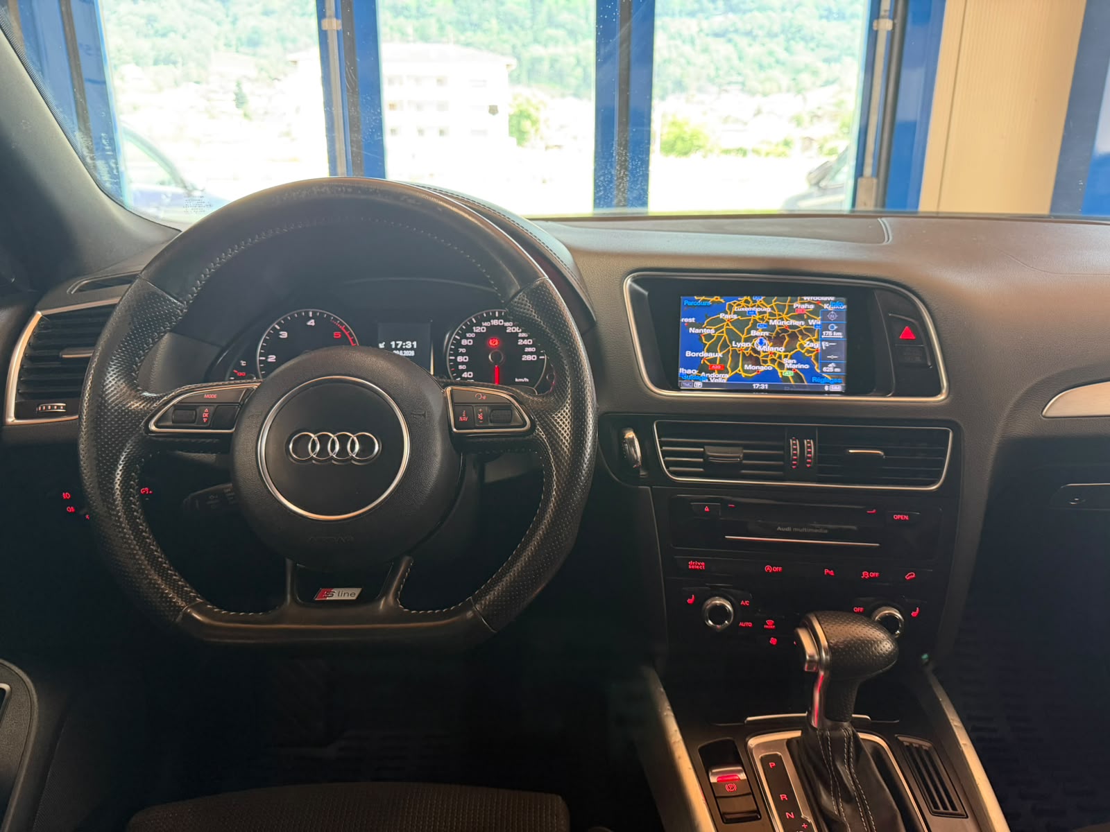AUDI Q5 2.0 TDI quattro S-tronic-image-15