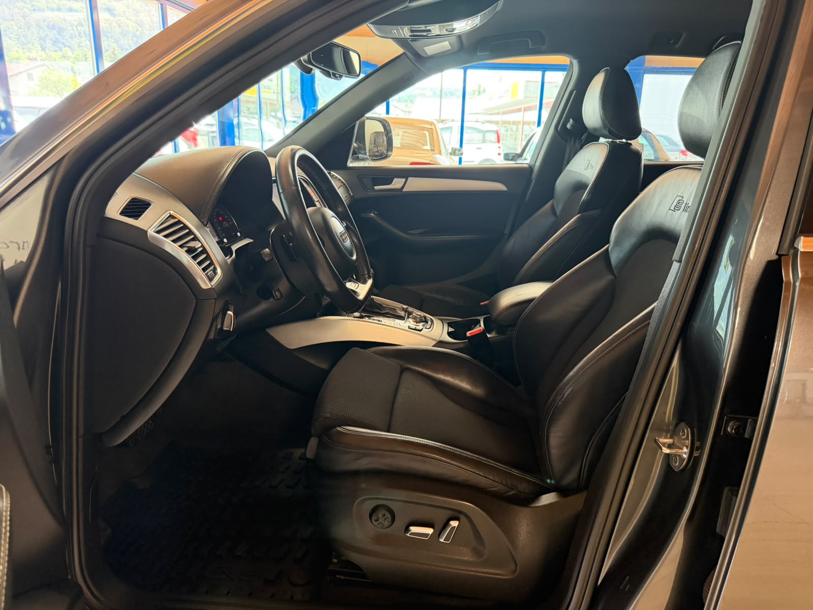 AUDI Q5 2.0 TDI quattro S-tronic-image-12