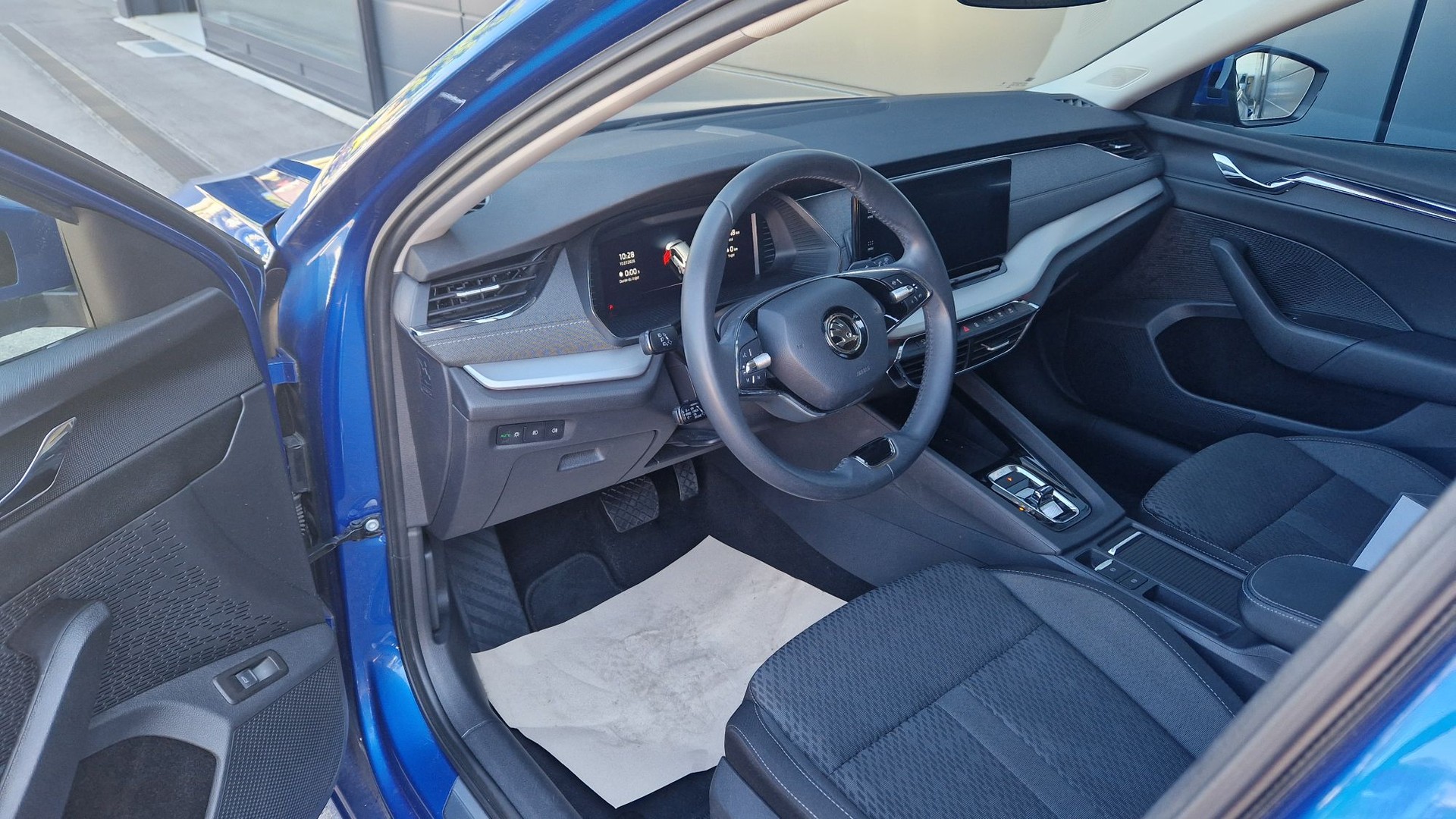 SKODA Octavia Combi 2.0 TDI DSG Style 4x4-image-14