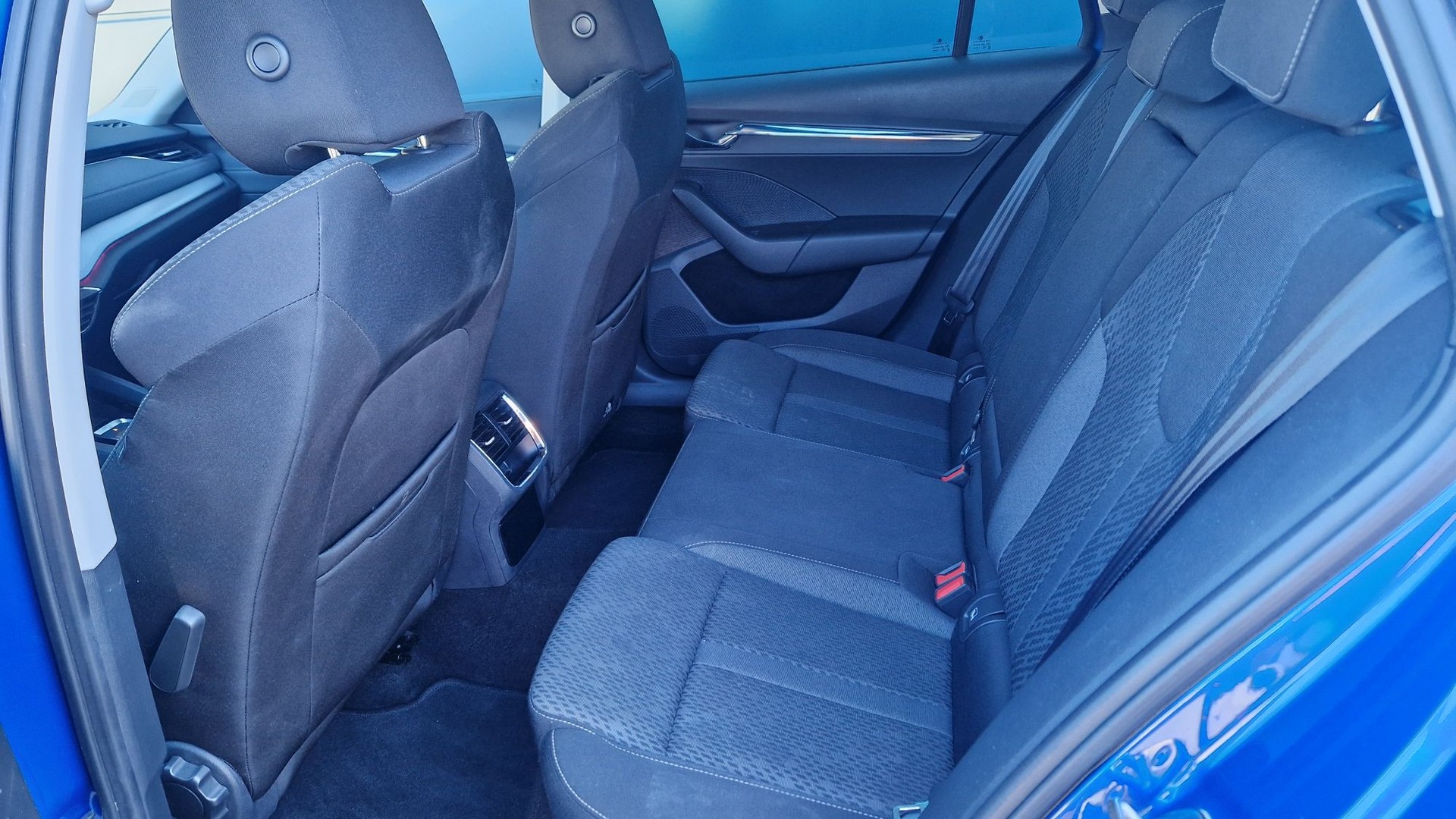 SKODA Octavia Combi 2.0 TDI DSG Style 4x4-image-13