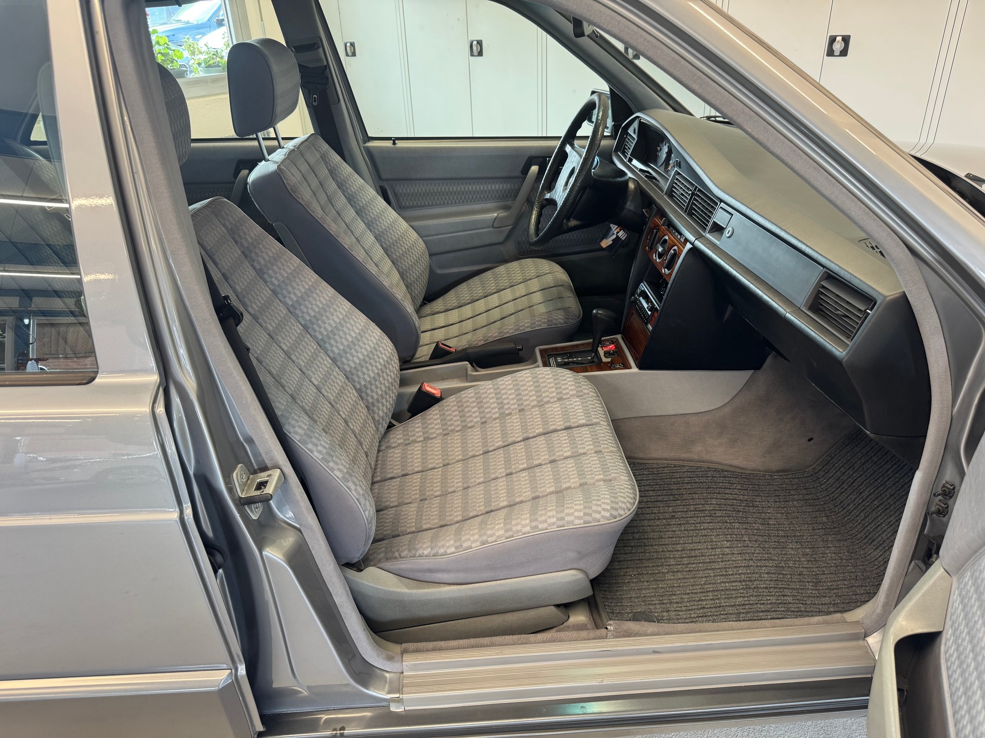 MERCEDES-BENZ 190 E 2.3-image-10