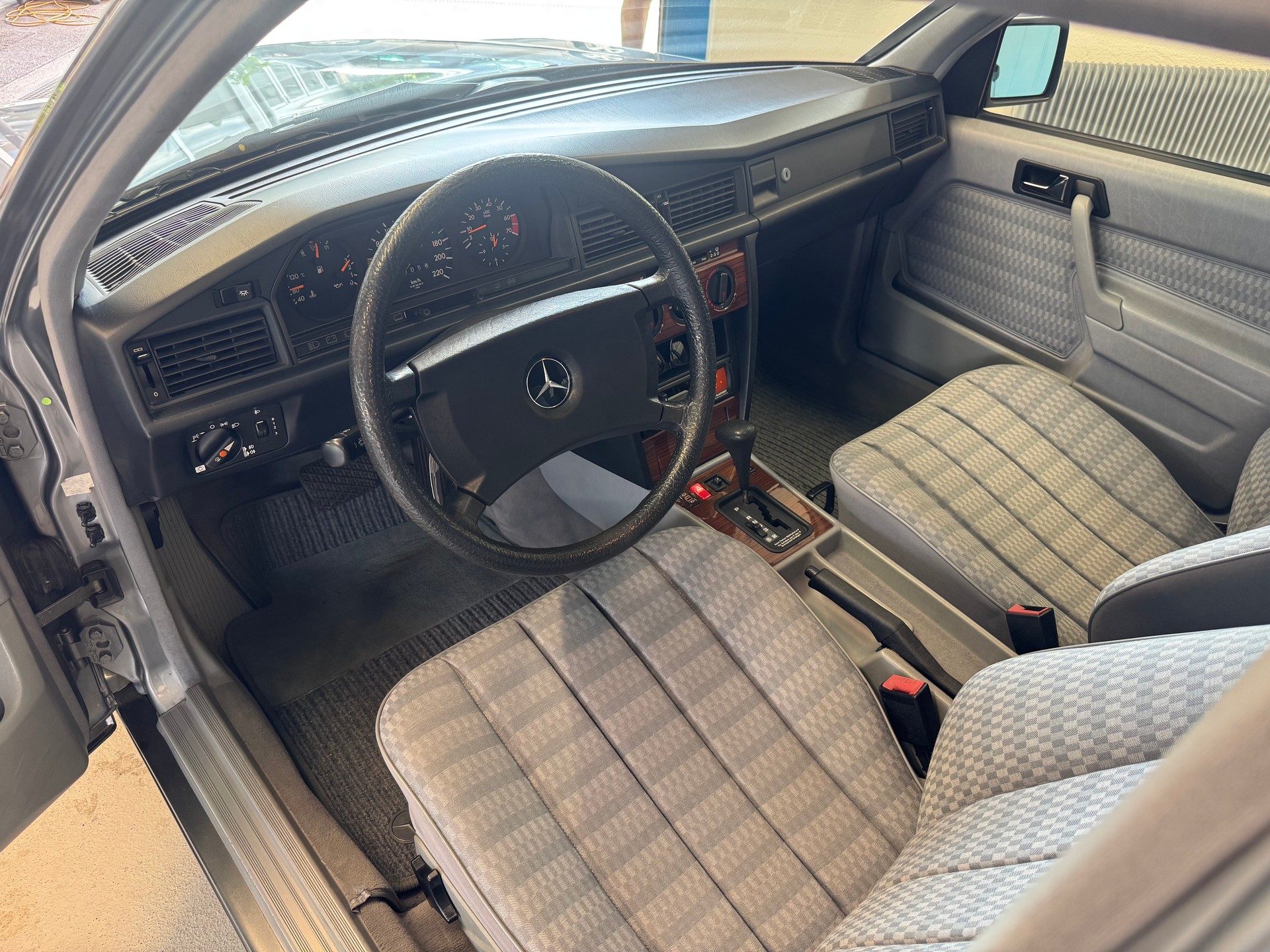 MERCEDES-BENZ 190 E 2.3-image-8