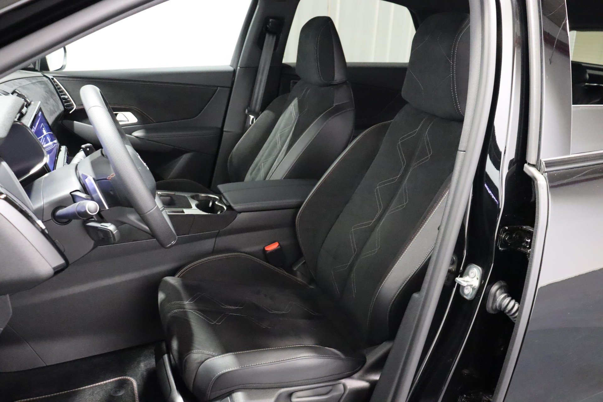 DS AUTOMOBILES 7 1.6 E-Tense Ligne Noire 4x4-showroom-element-3