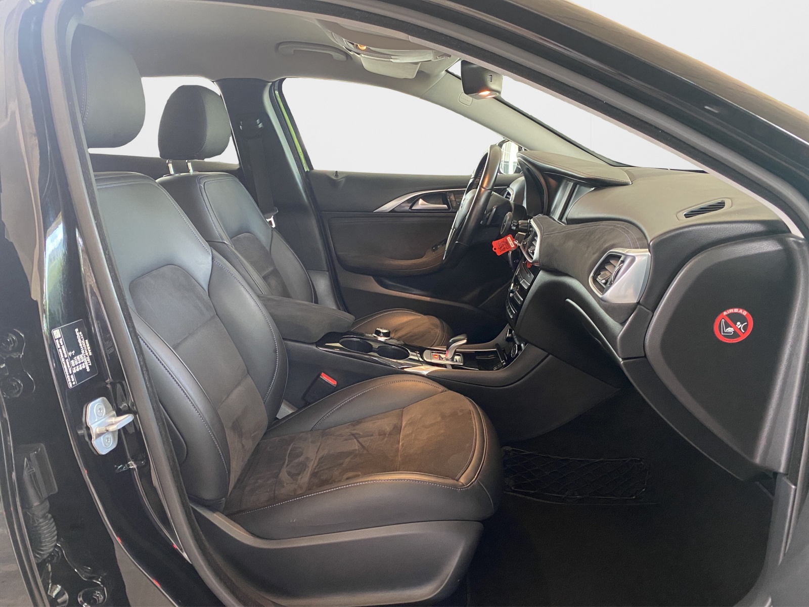 INFINITI Q30 2.2d Luxe AWD DCT-image-12