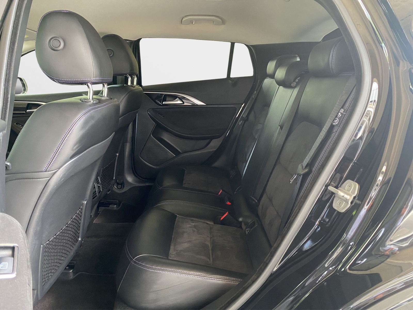 INFINITI Q30 2.2d Luxe AWD DCT-image-16