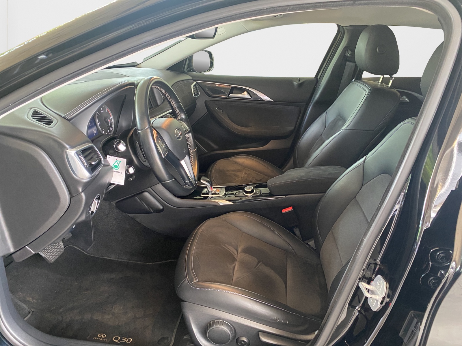 INFINITI Q30 2.2d Luxe AWD DCT-image-8