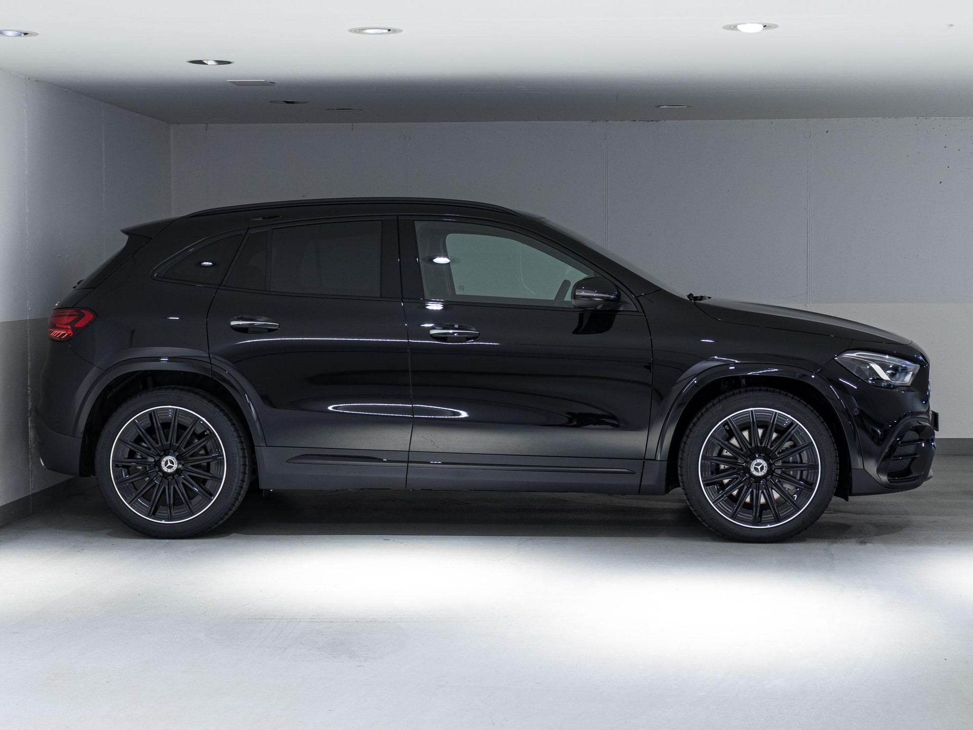 MERCEDES-BENZ GLA 220 d 4MATIC "Swiss Star"-image-1