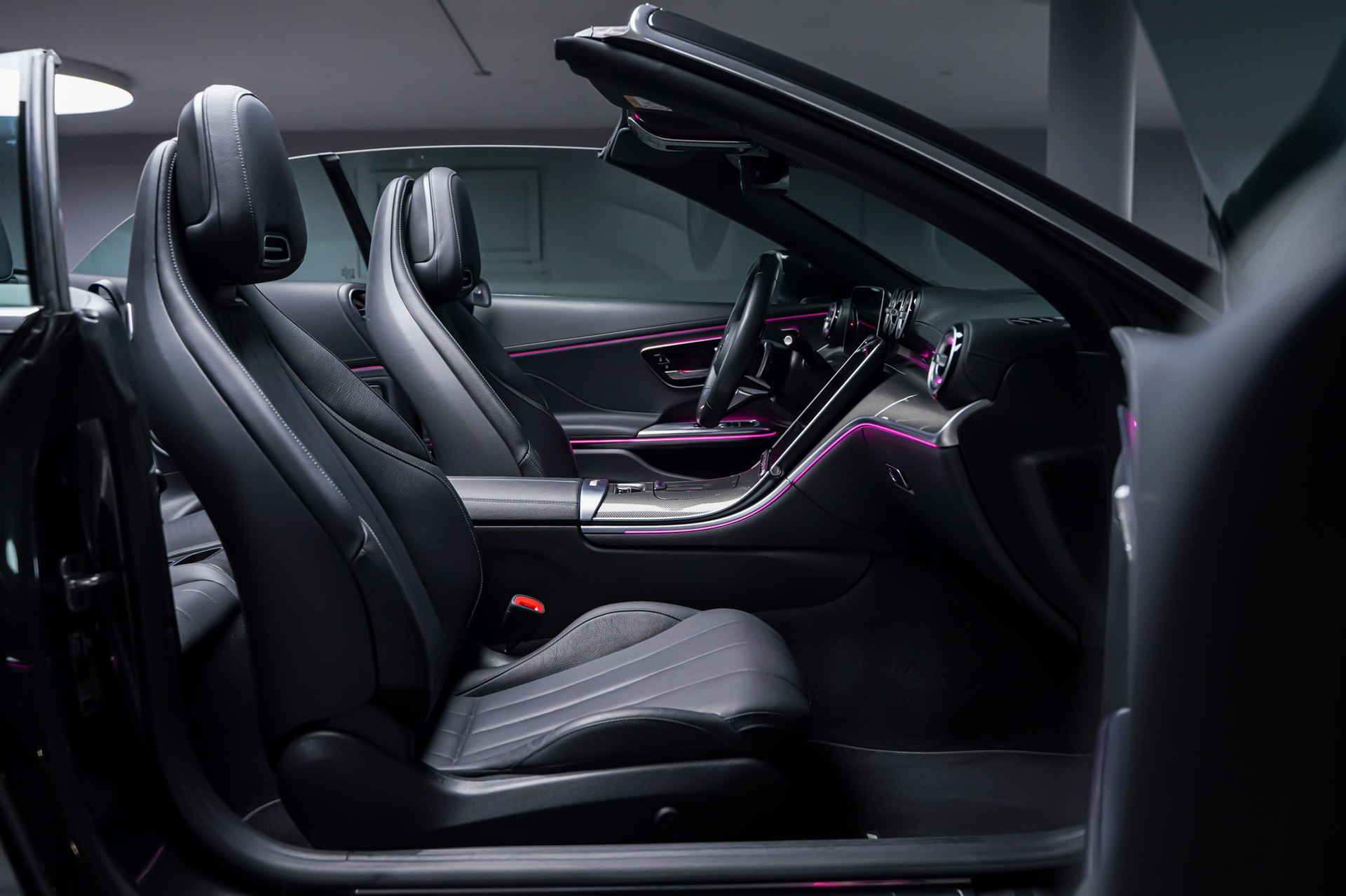 MERCEDES-BENZ CLE 300 Cabrio AMG Line 4Matic 9G-Tronic-image-17