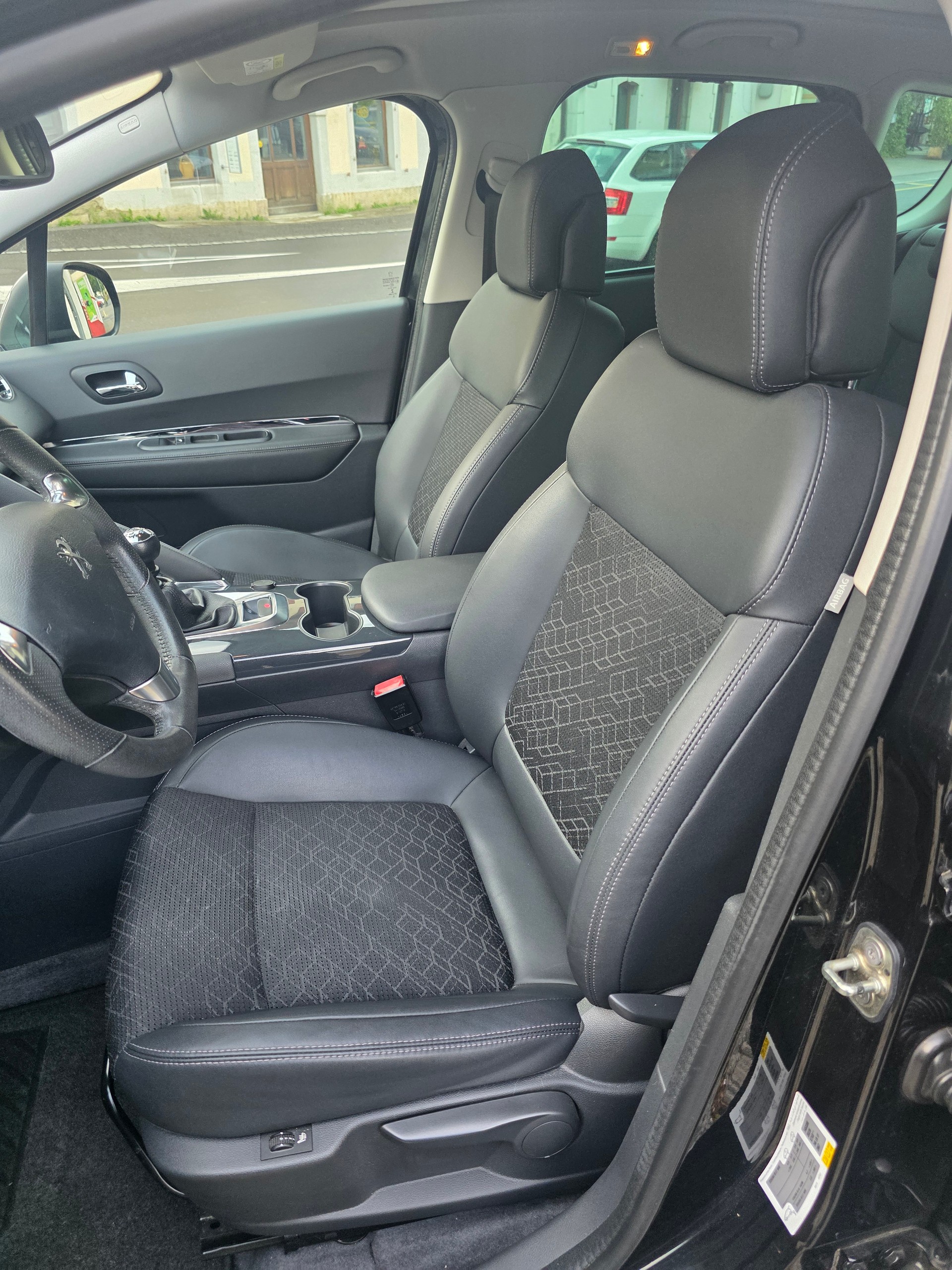 PEUGEOT 3008 2.0 Blue HDI Allure-image-9