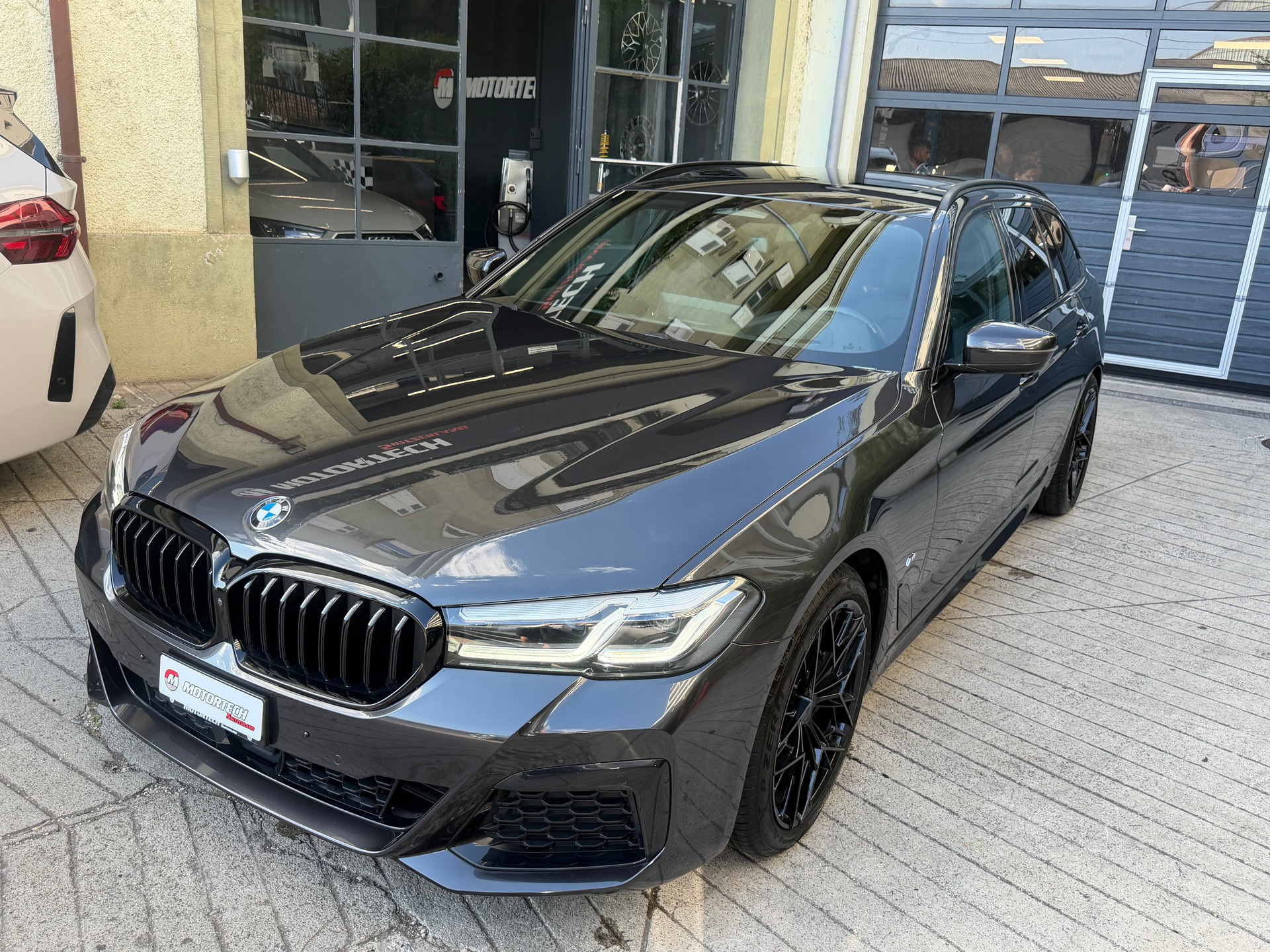 BMW 540i xDrive 48V Touring M Sport Steptronic-image-0