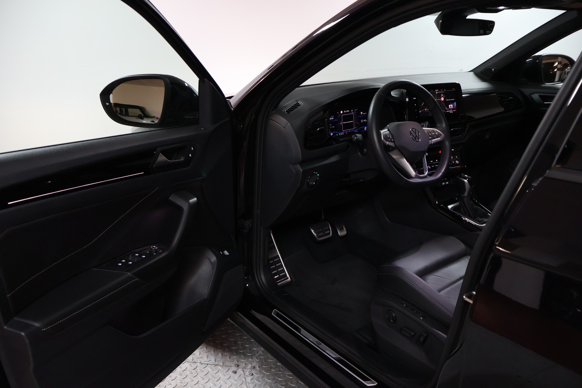 VW T-Roc 2.0 TSI R-Line DSG 4Motion-image-4