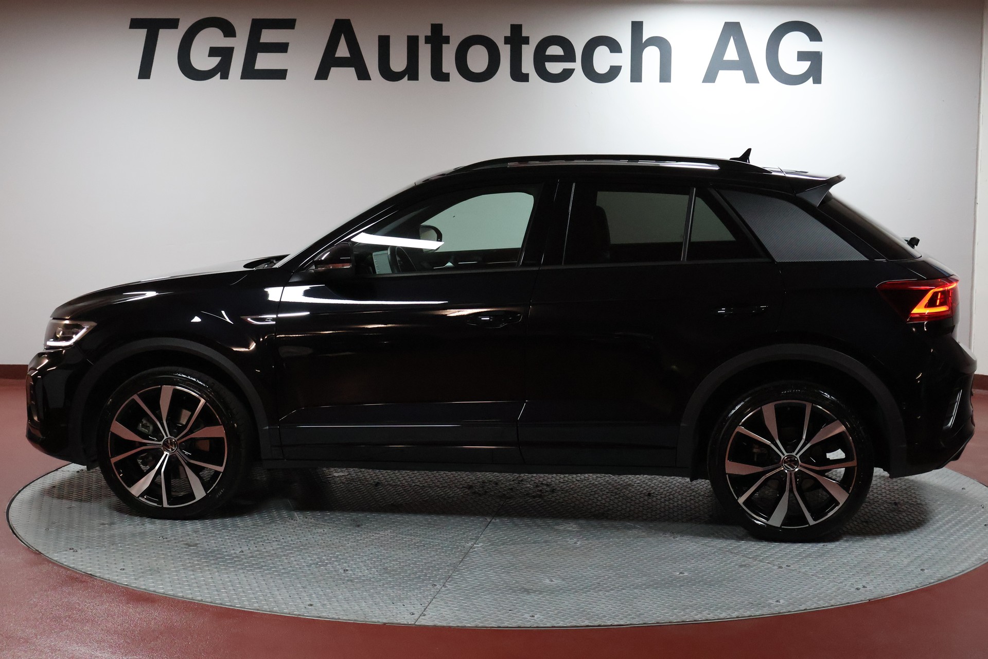 VW T-Roc 2.0 TSI R-Line DSG 4Motion-image-3