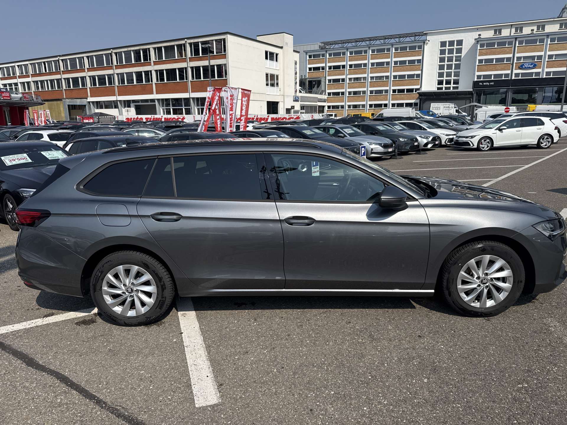 SKODA Superb Combi 2.0 TDi Essence DSG-Automat-image-10