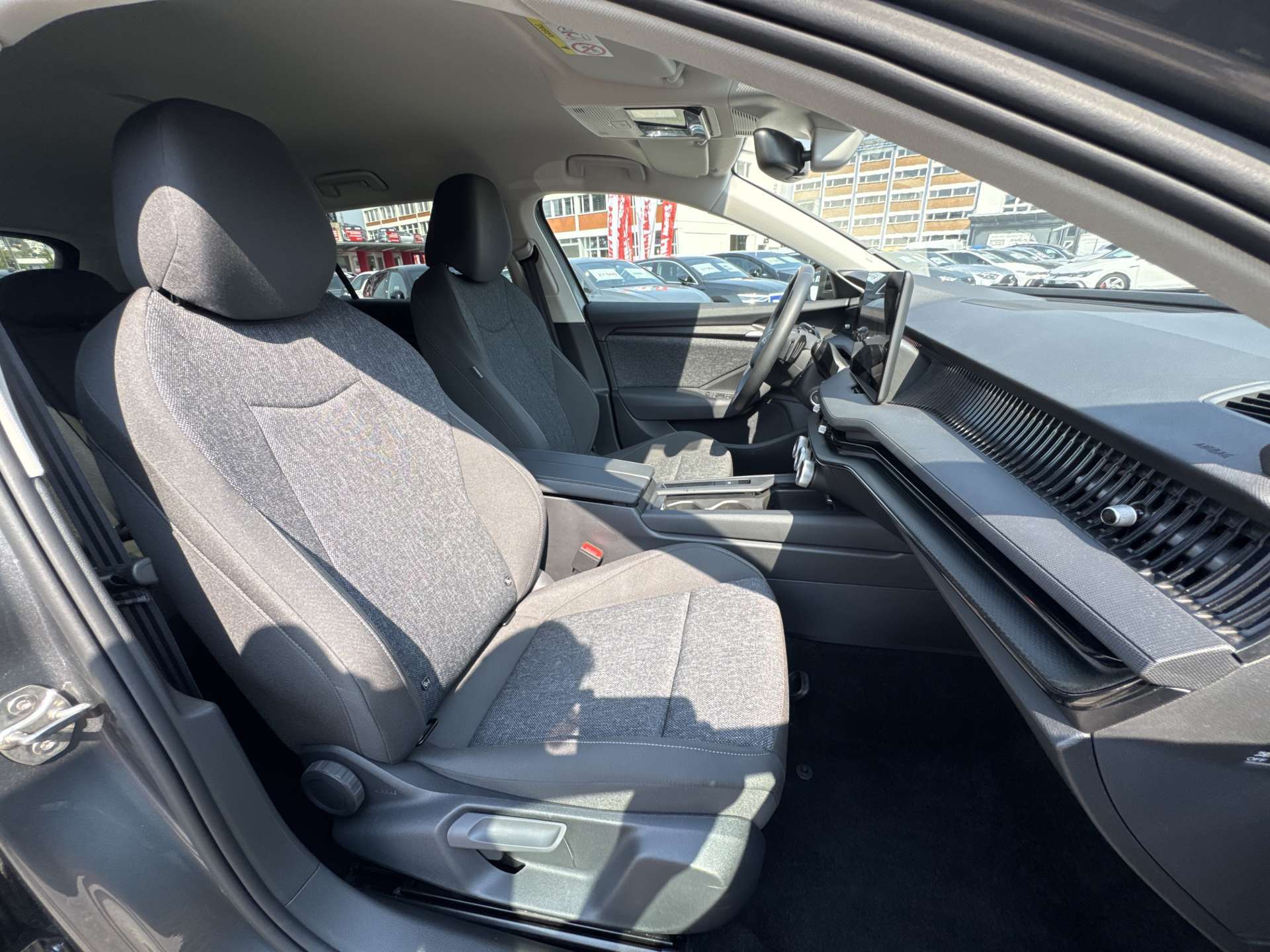 SKODA Superb Combi 2.0 TDi Essence DSG-Automat-image-12