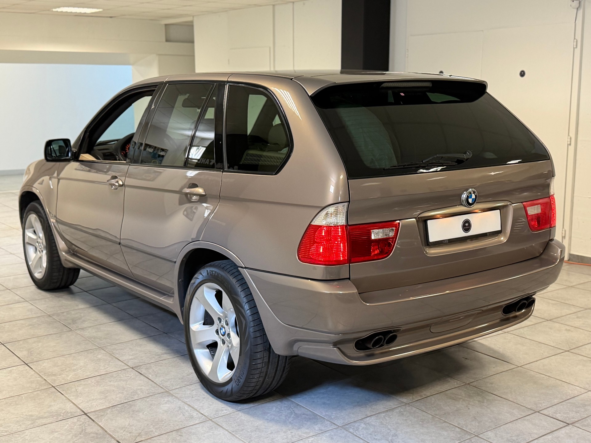 BMW X5 4.4i-image-8