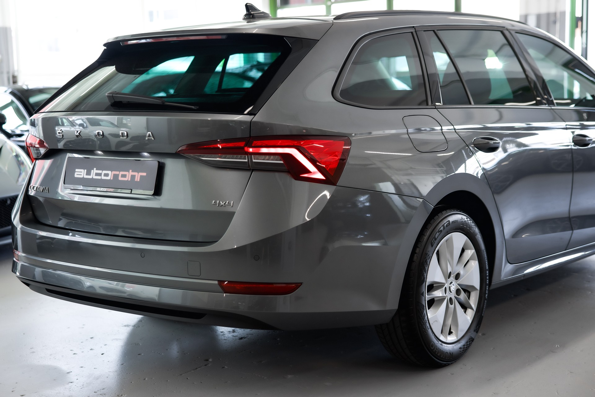 SKODA Octavia Combi 2.0 TDI Ambition 4x4 DSG-image-12