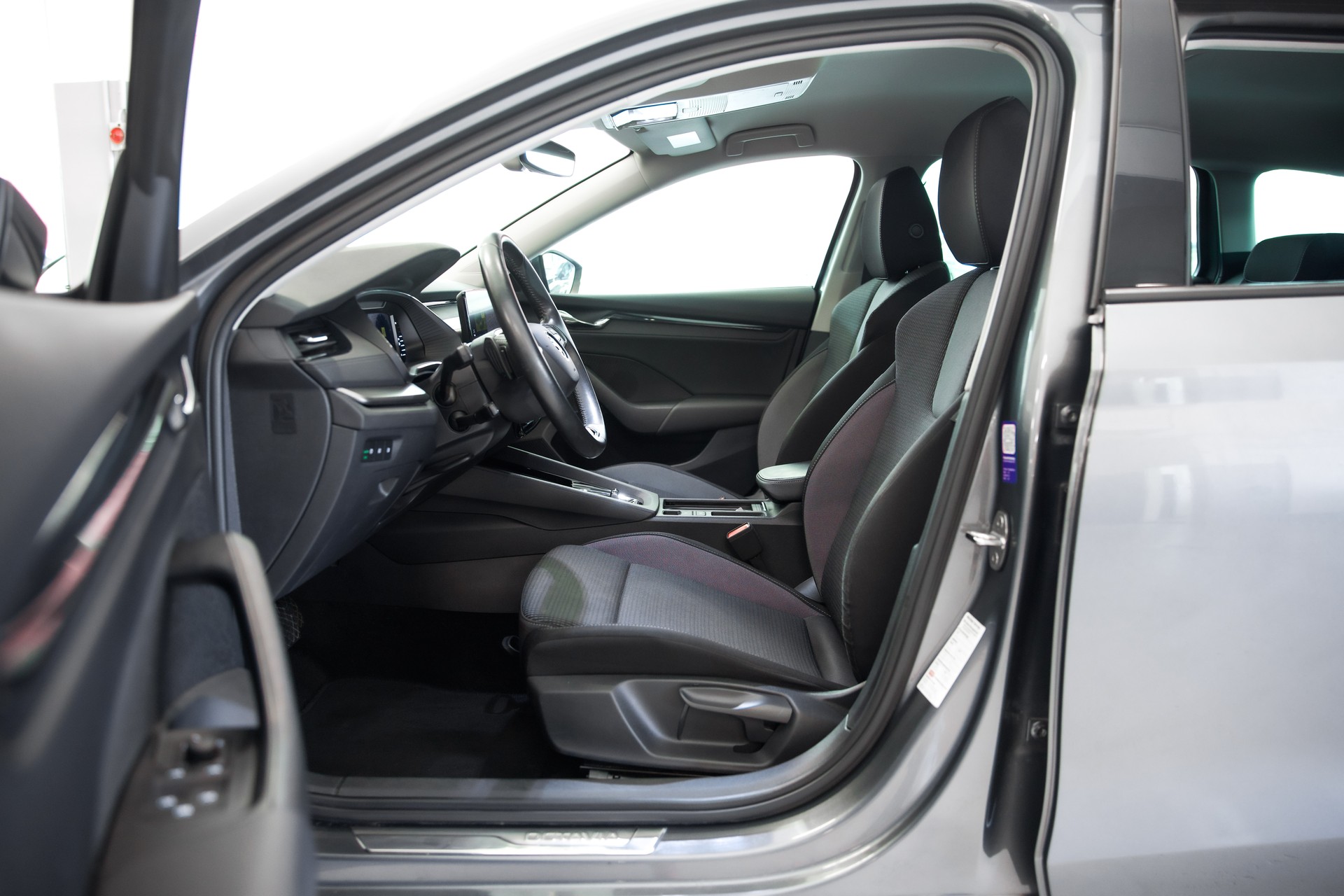 SKODA Octavia Combi 2.0 TDI Ambition 4x4 DSG-image-18