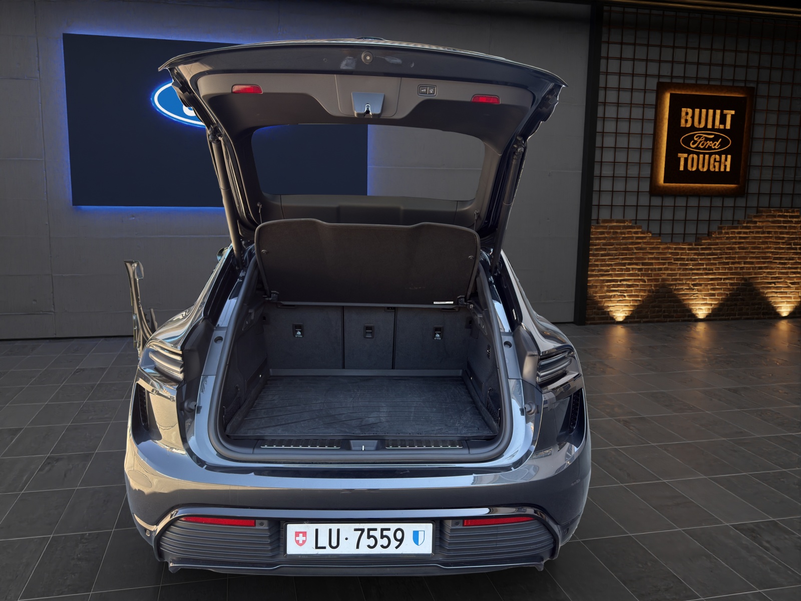 PORSCHE Macan Turbo-image-14