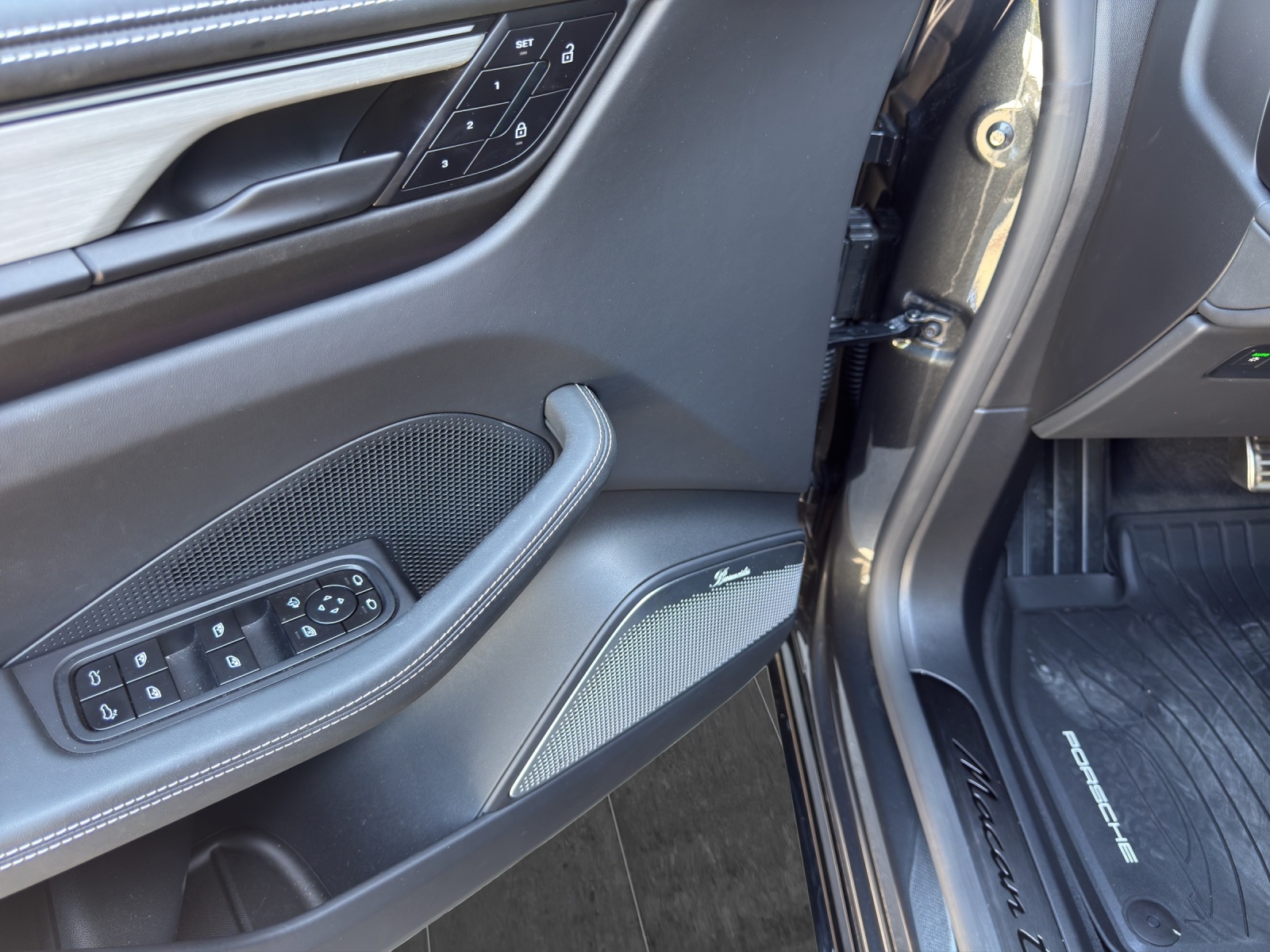 PORSCHE Macan Turbo-image-17