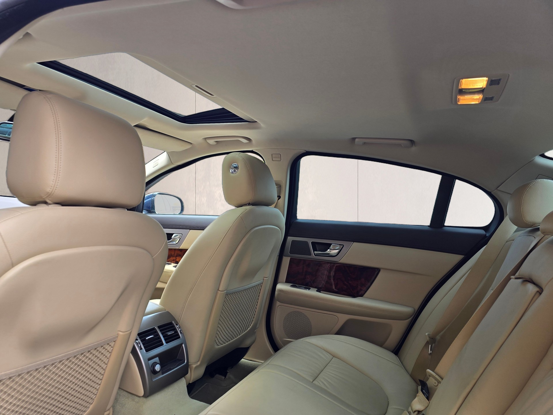 JAGUAR XF 3.0 V6 Luxury-image-16