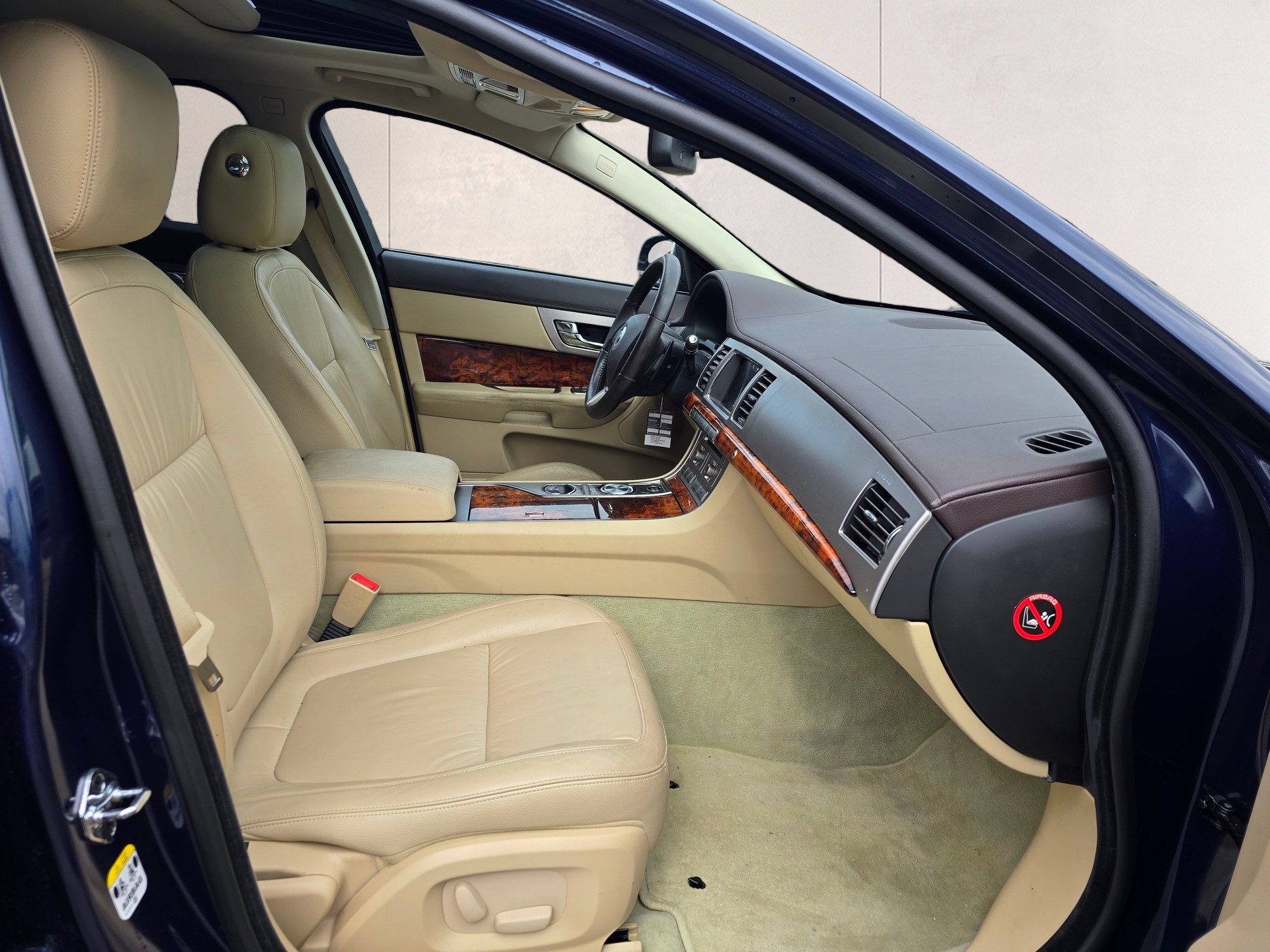JAGUAR XF 3.0 V6 Luxury-image-15