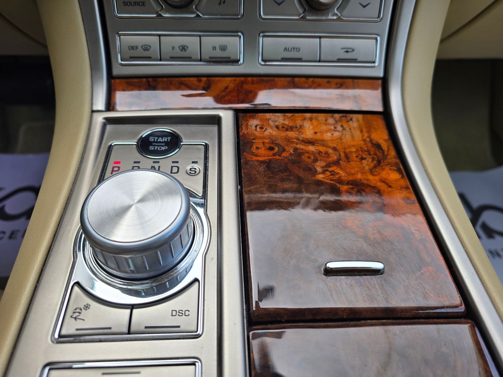 JAGUAR XF 3.0 V6 Luxury-image-12
